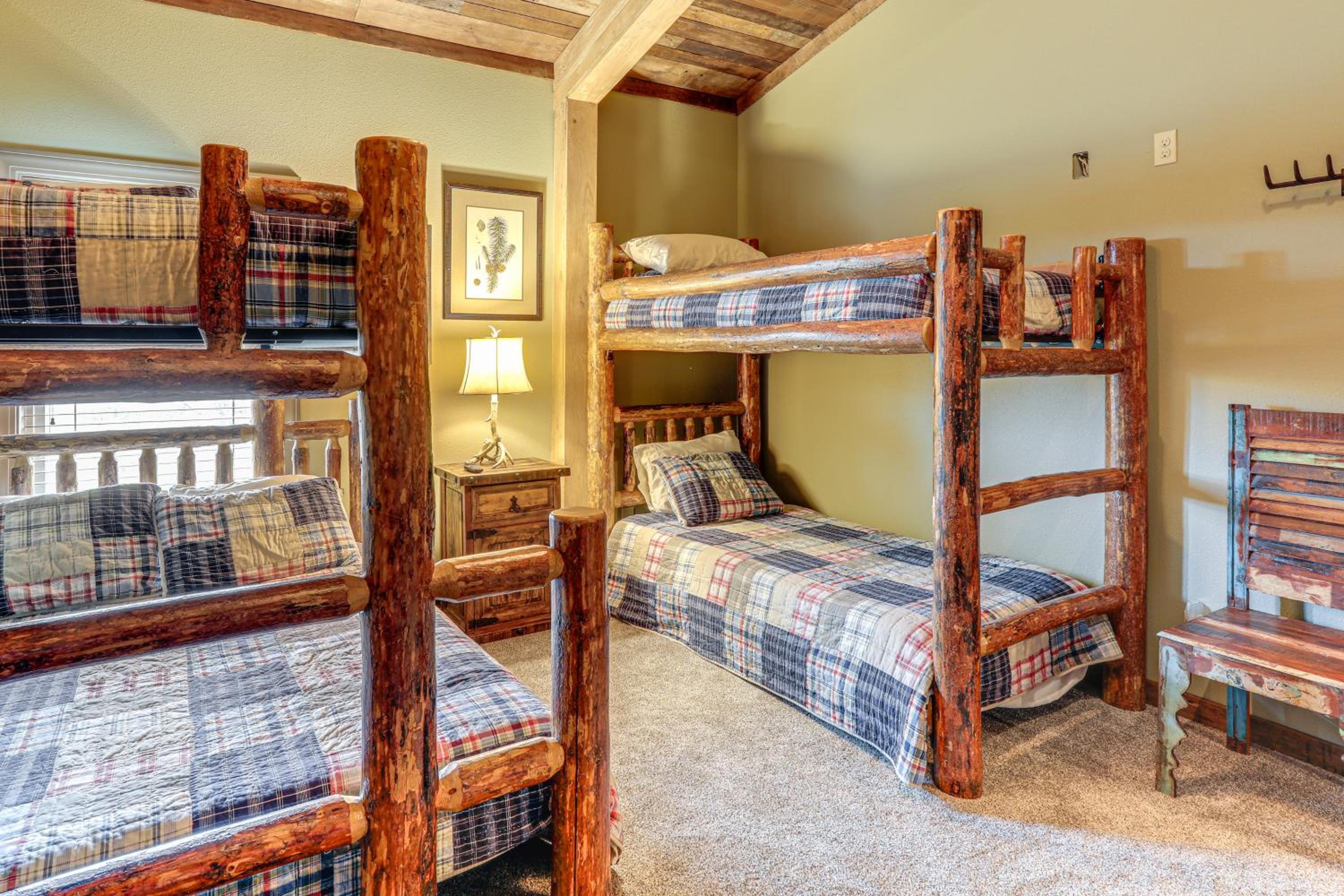 4,800-Sq-Ft Cabin with Creek Access in Caulfield