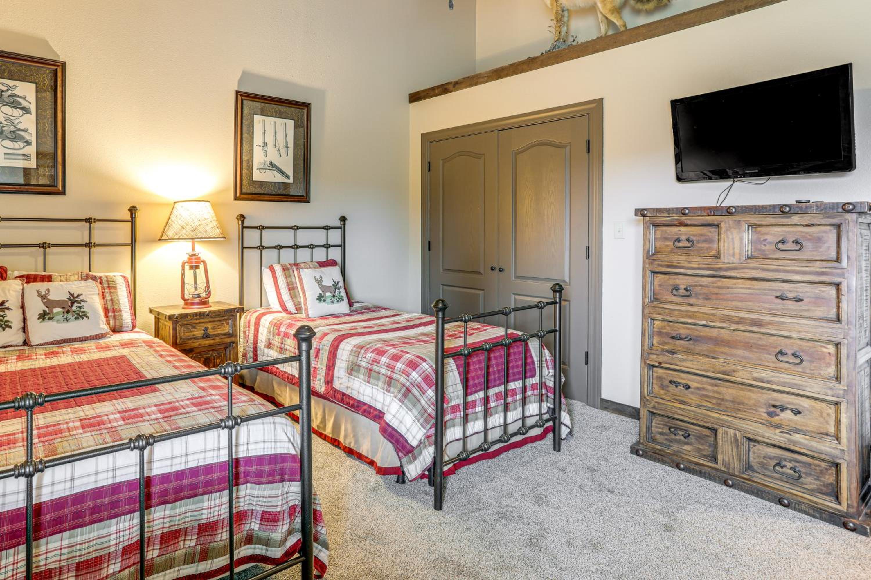 4,800-Sq-Ft Cabin with Creek Access in Caulfield