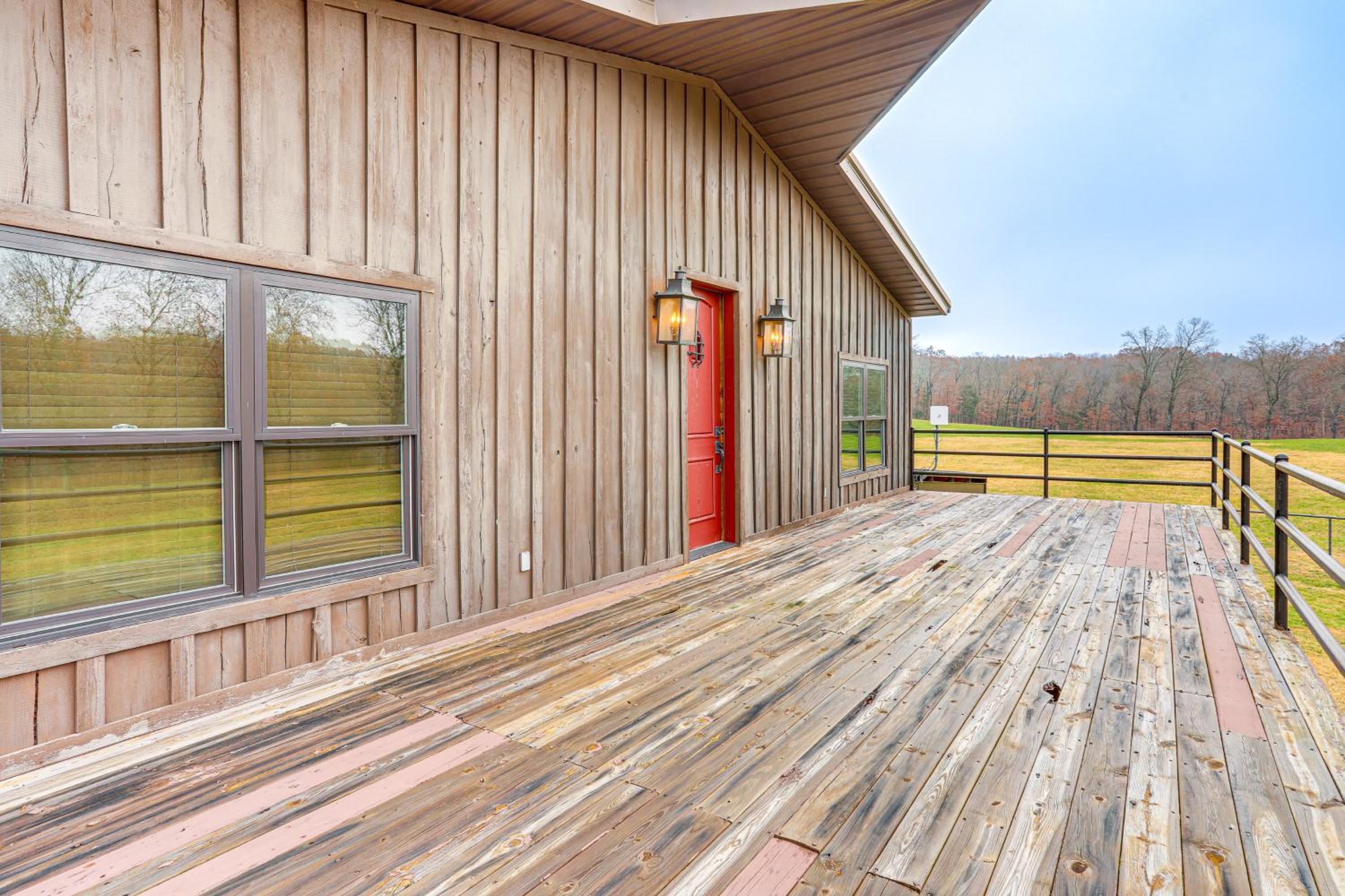 4,800-Sq-Ft Cabin with Creek Access in Caulfield