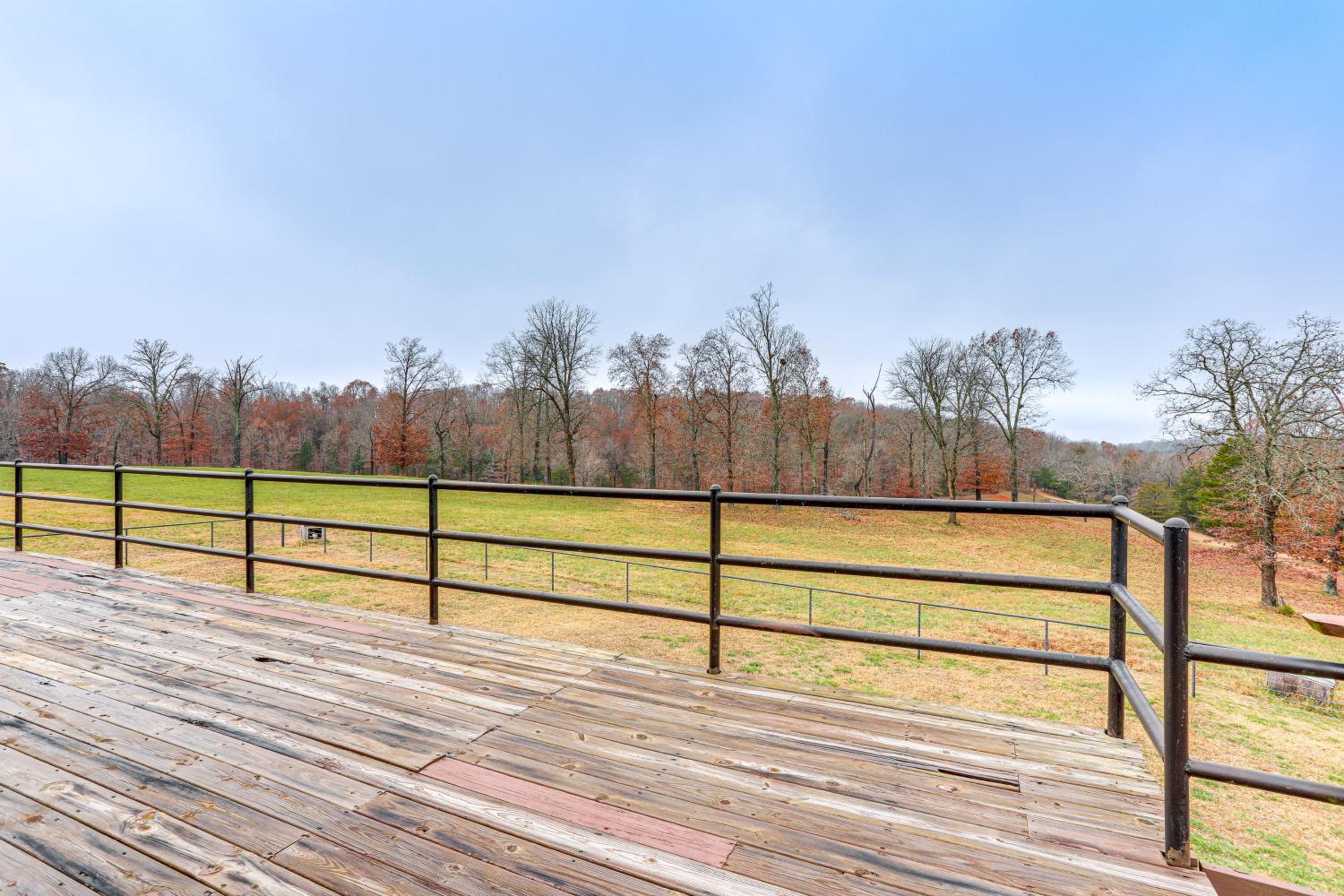 4,800-Sq-Ft Cabin with Creek Access in Caulfield