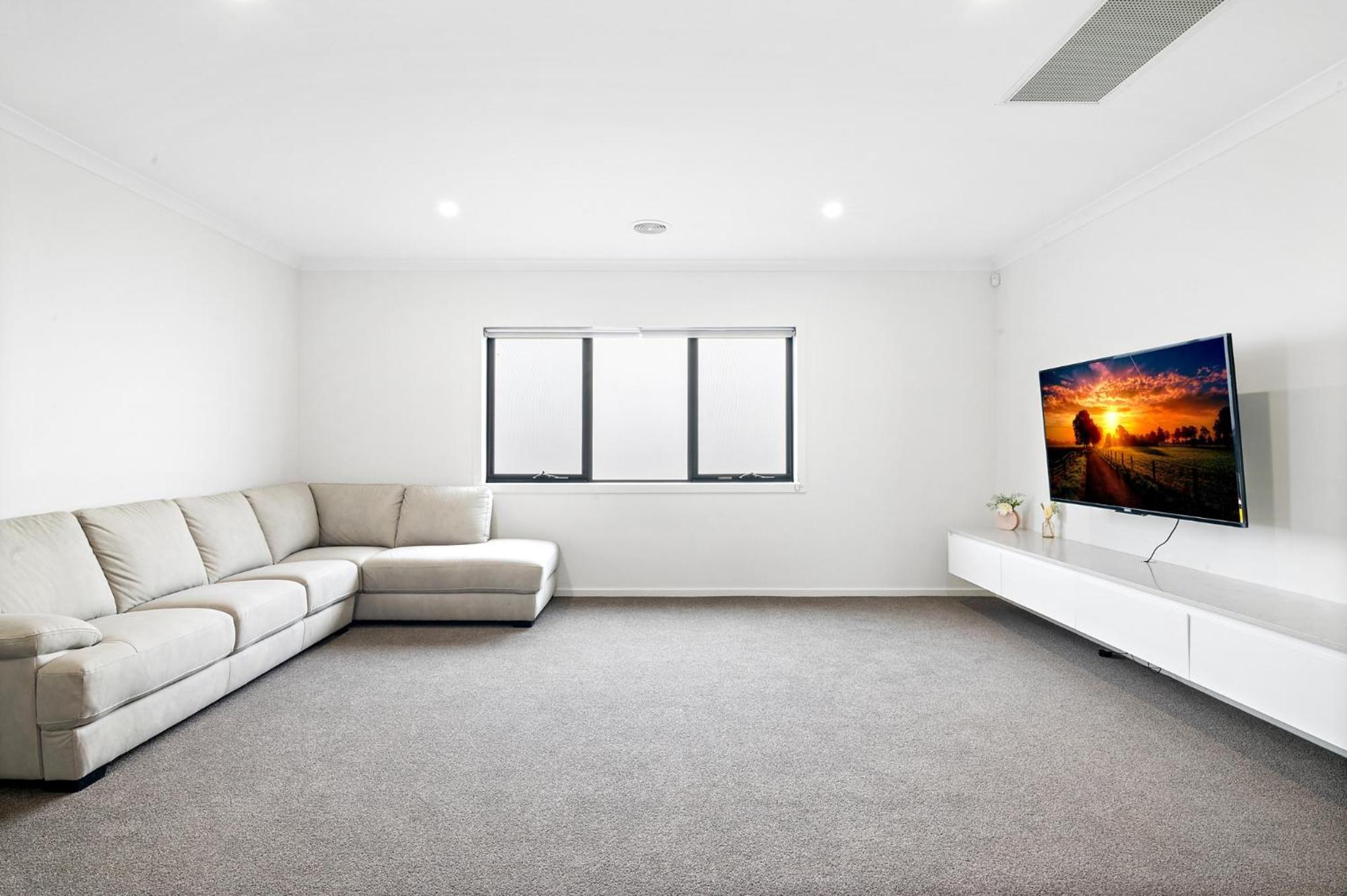 Spacious 5-Bed Home in Peaceful Point Cook