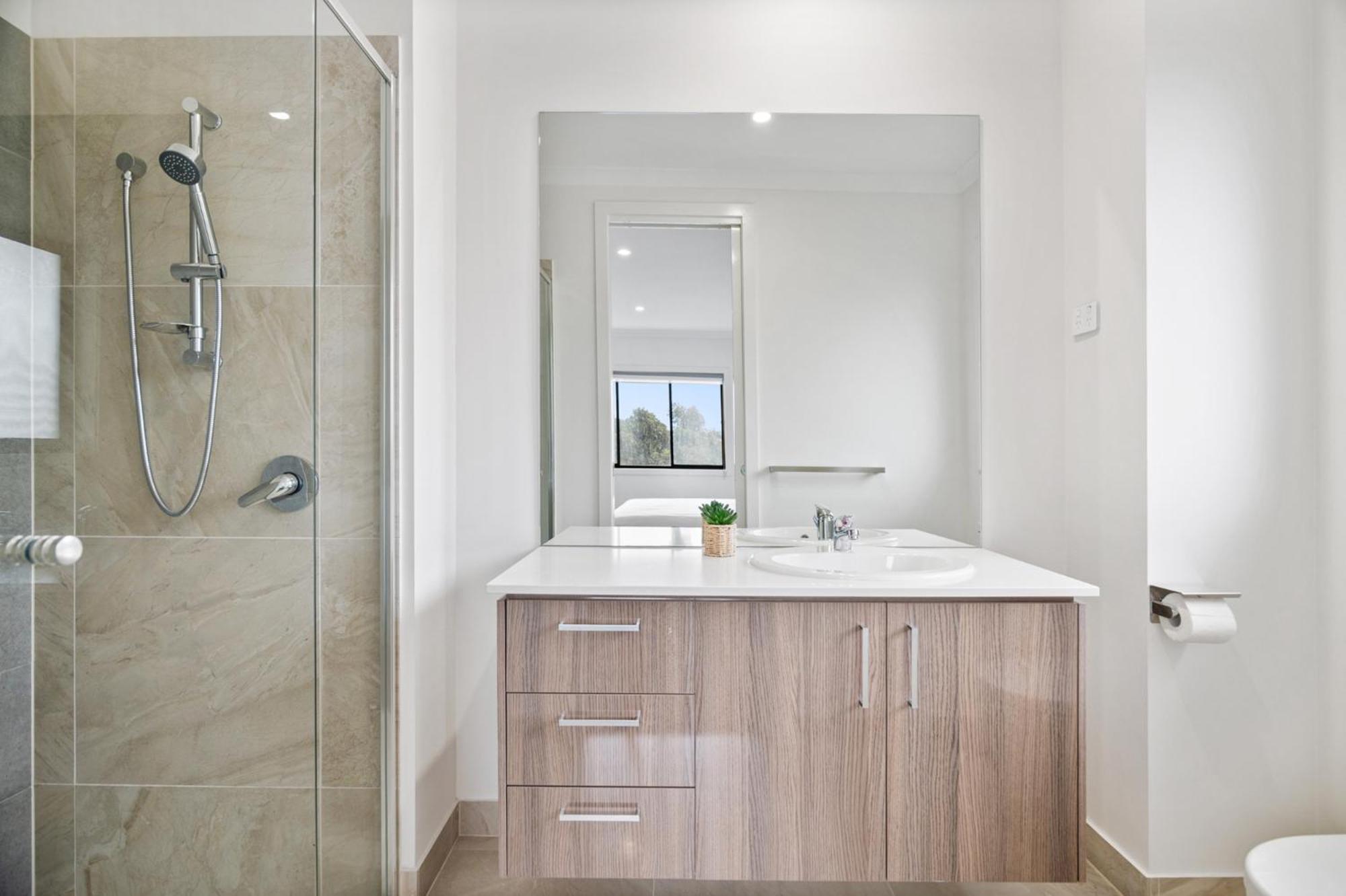 Spacious 5-Bed Home in Peaceful Point Cook