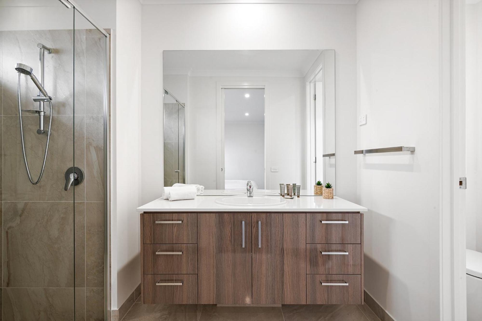 Spacious 5-Bed Home in Peaceful Point Cook