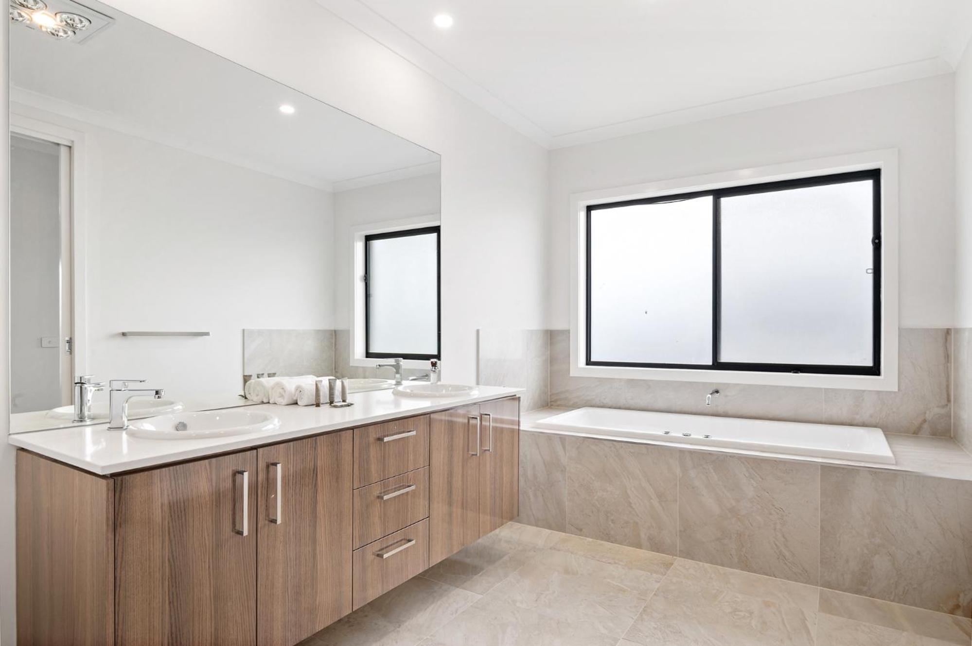 Spacious 5-Bed Home in Peaceful Point Cook
