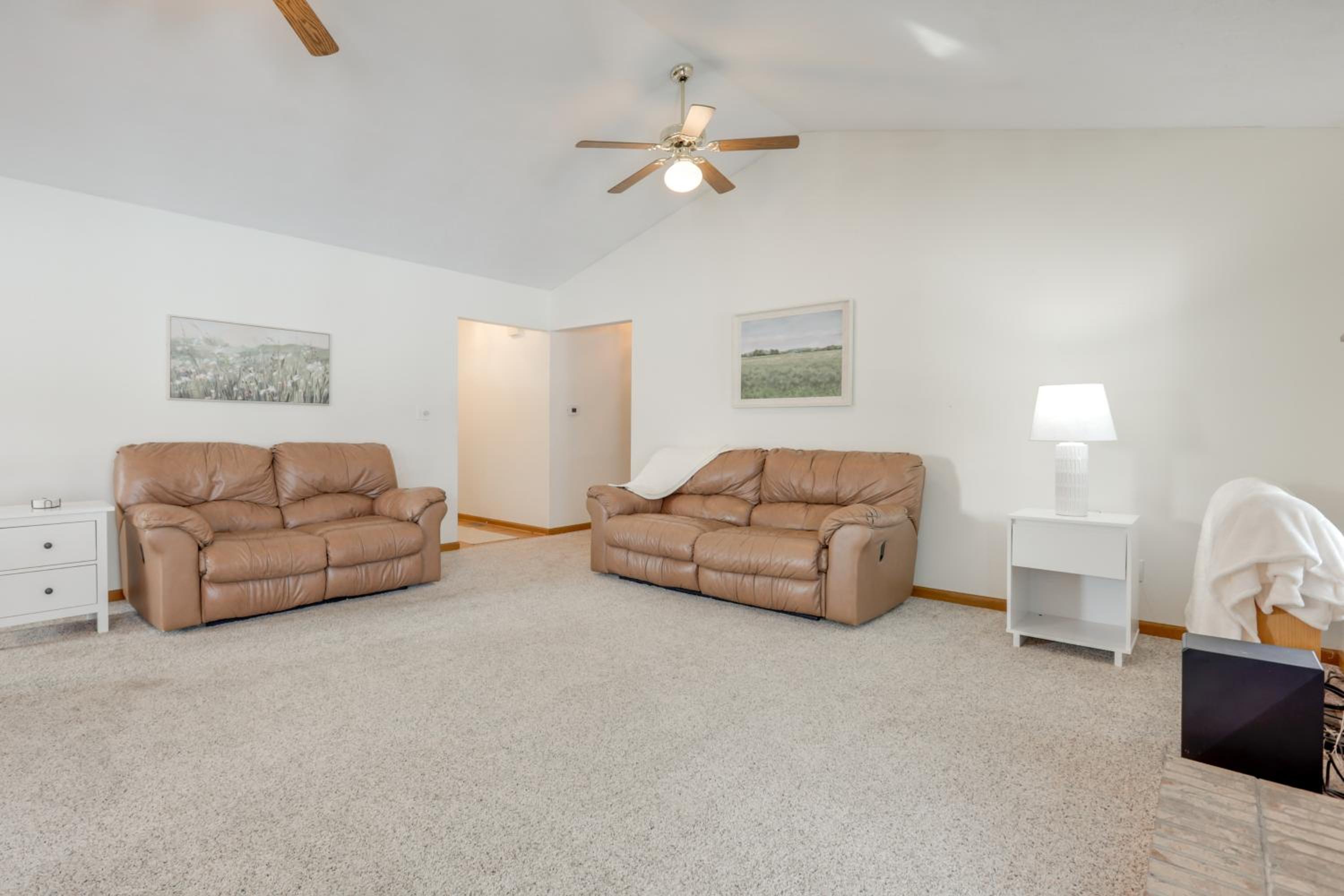 Boat, Hike and Fish 1 mile to Downtown!