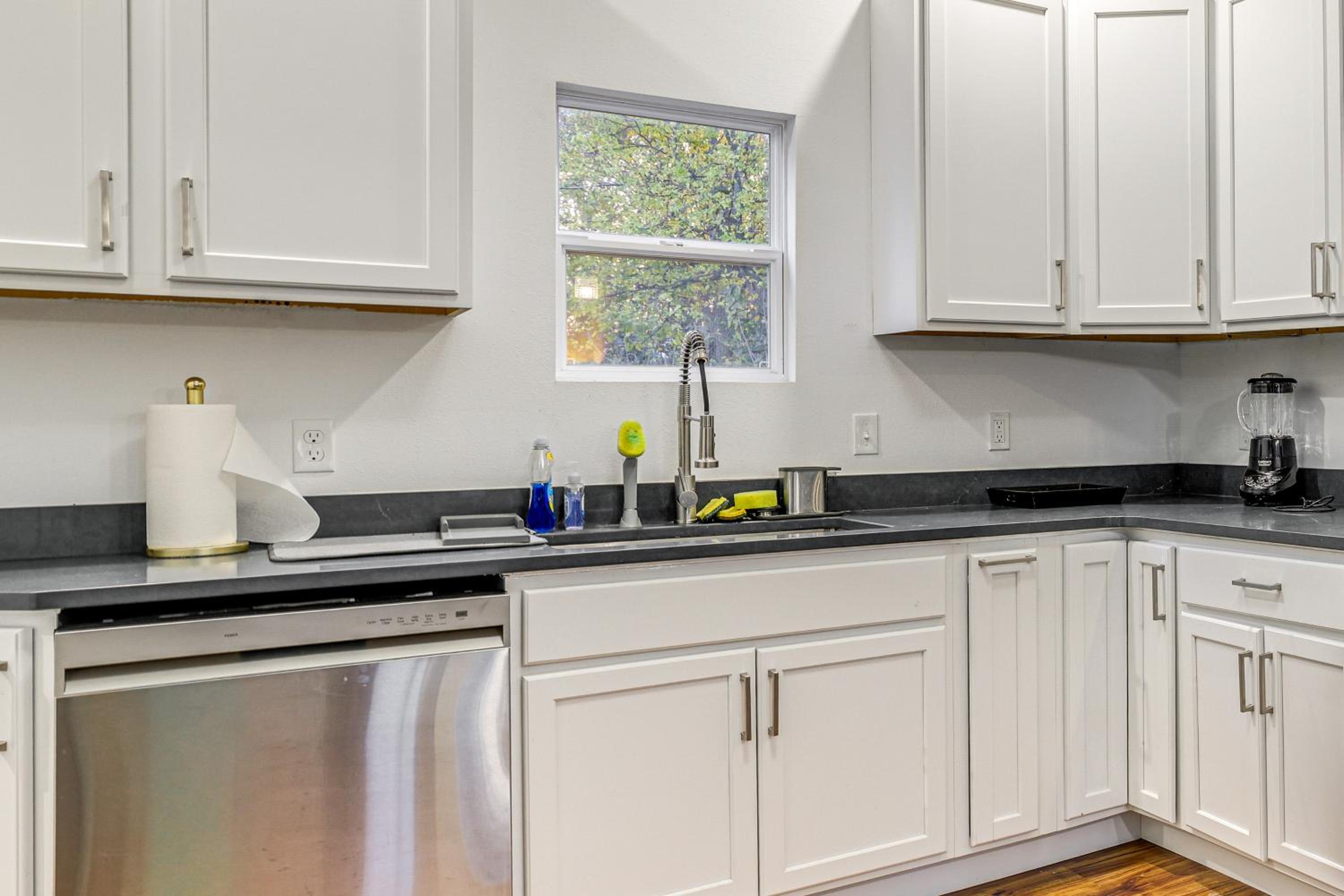 Stroll to Main St Eats! Pet-Friendly Joplin Escape