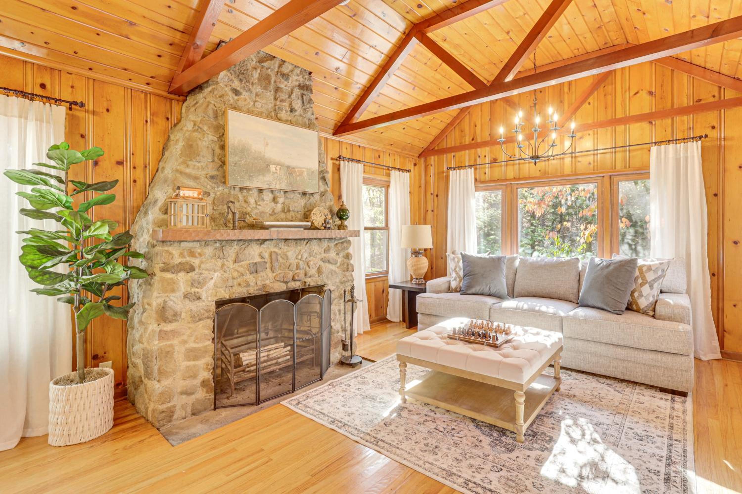 Trails, Wine and Events! Cuyahoga Falls Retreat