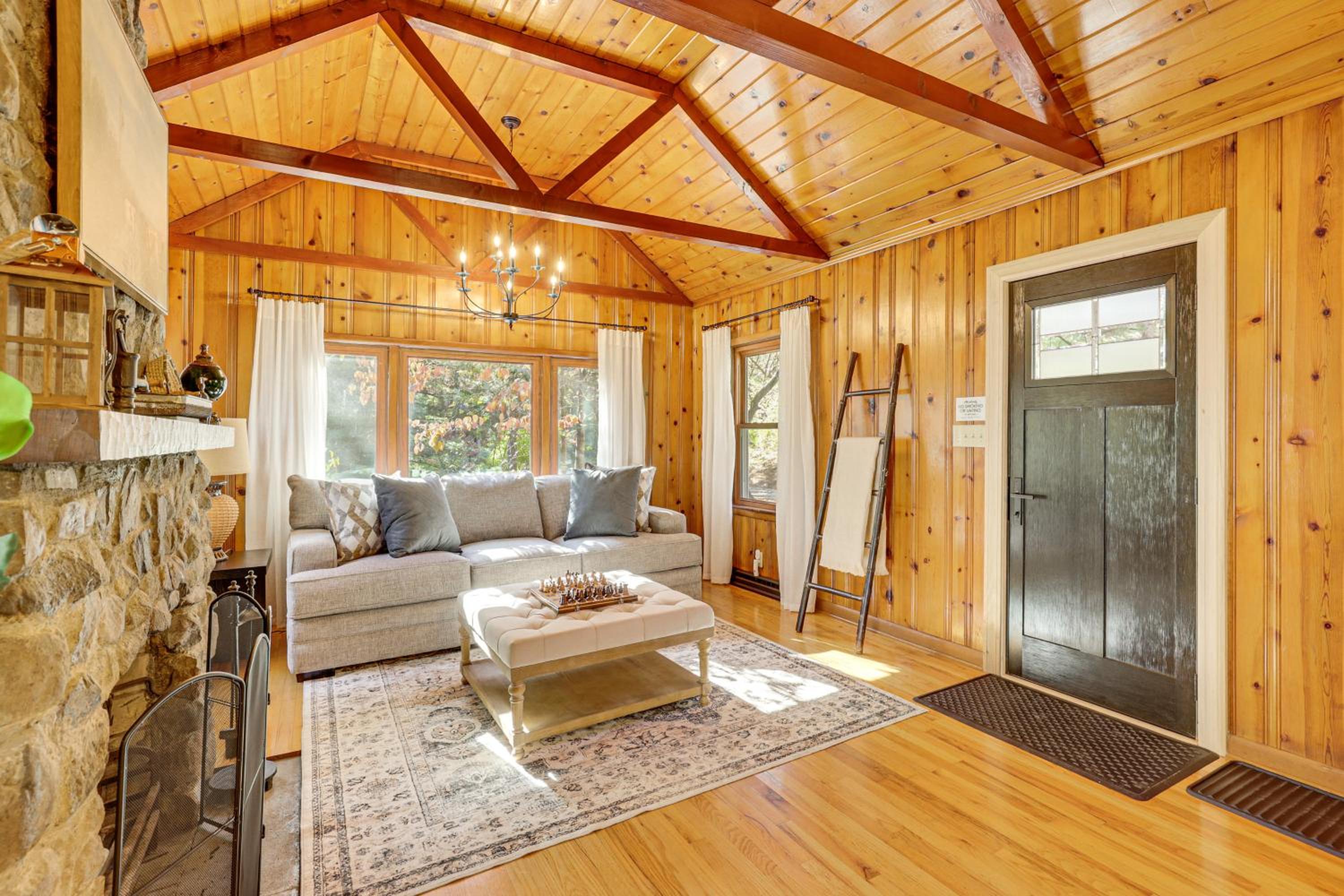 Trails, Wine and Events! Cuyahoga Falls Retreat