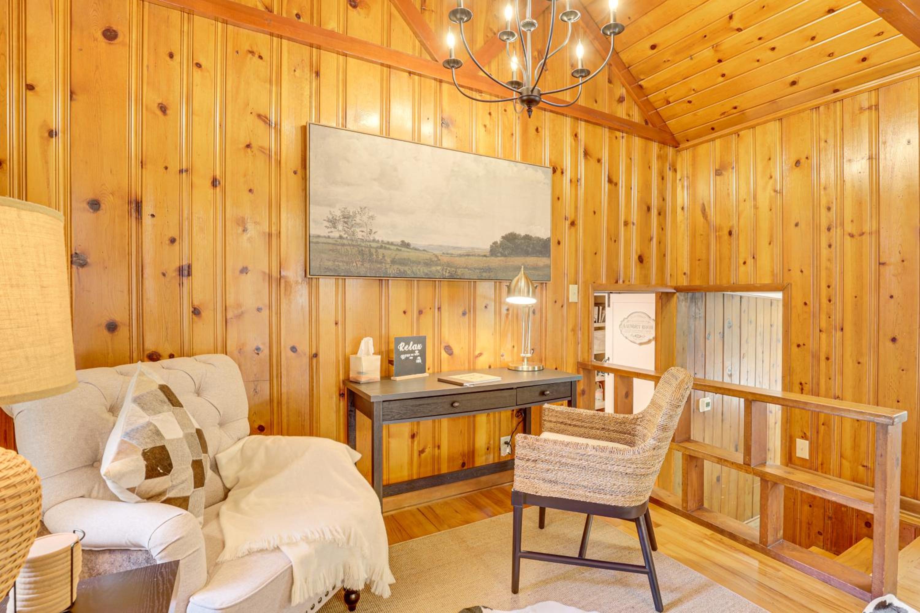Trails, Wine and Events! Cuyahoga Falls Retreat