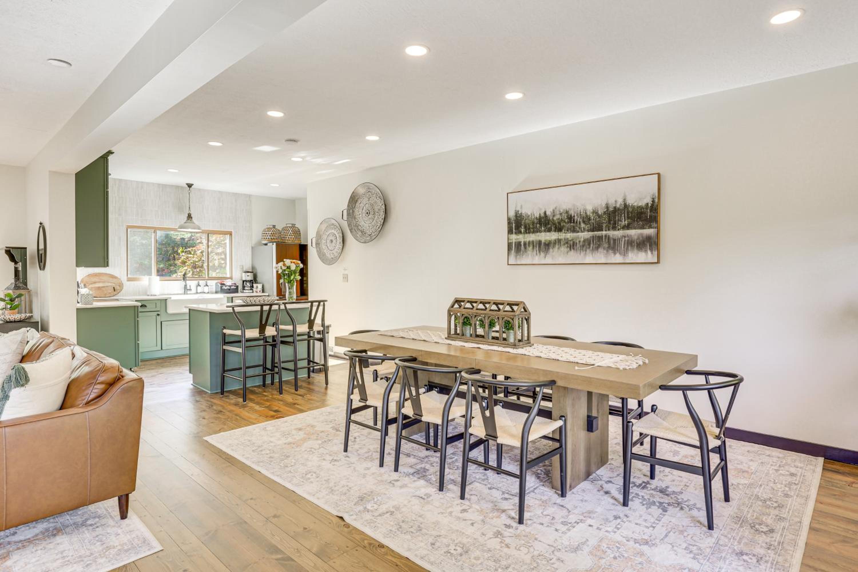 Trails, Wine and Events! Cuyahoga Falls Retreat