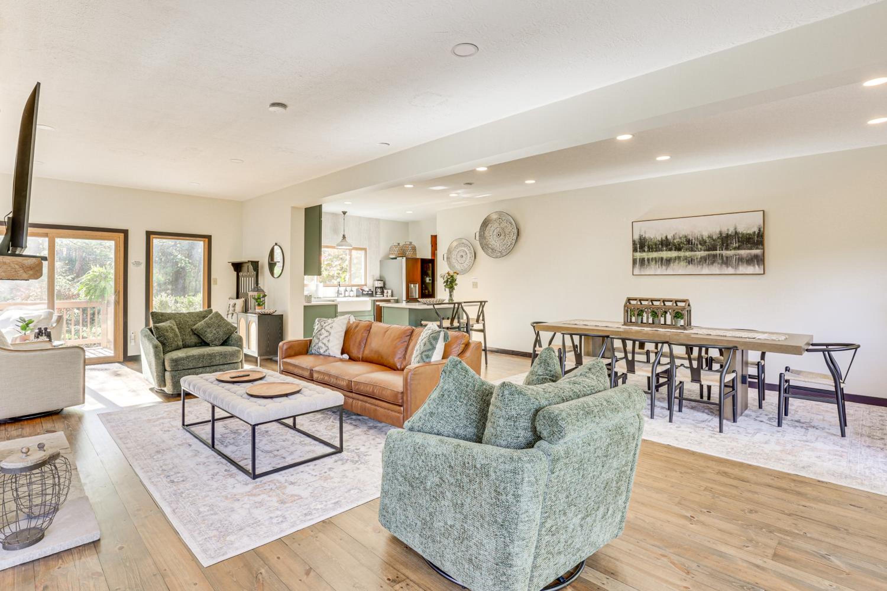 Trails, Wine and Events! Cuyahoga Falls Retreat