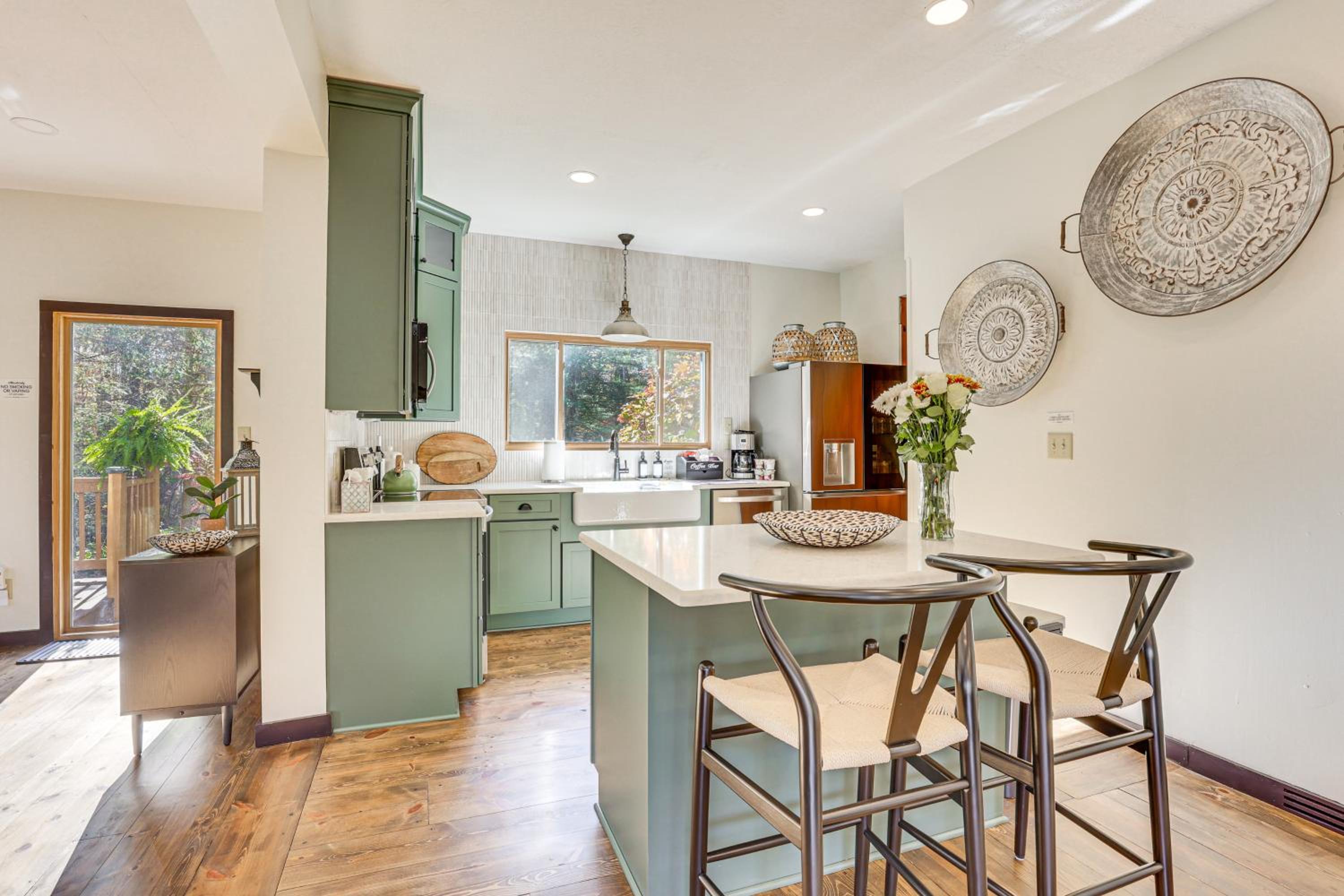 Trails, Wine and Events! Cuyahoga Falls Retreat