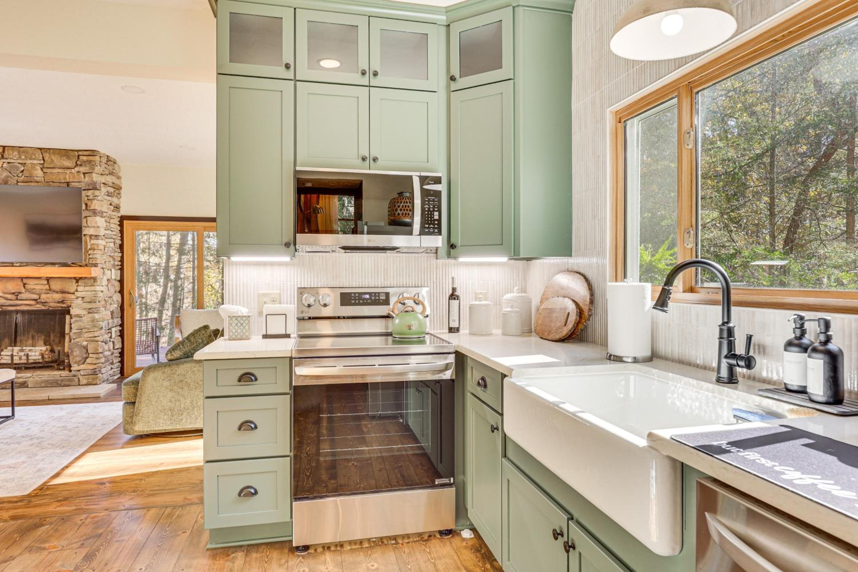 Trails, Wine and Events! Cuyahoga Falls Retreat