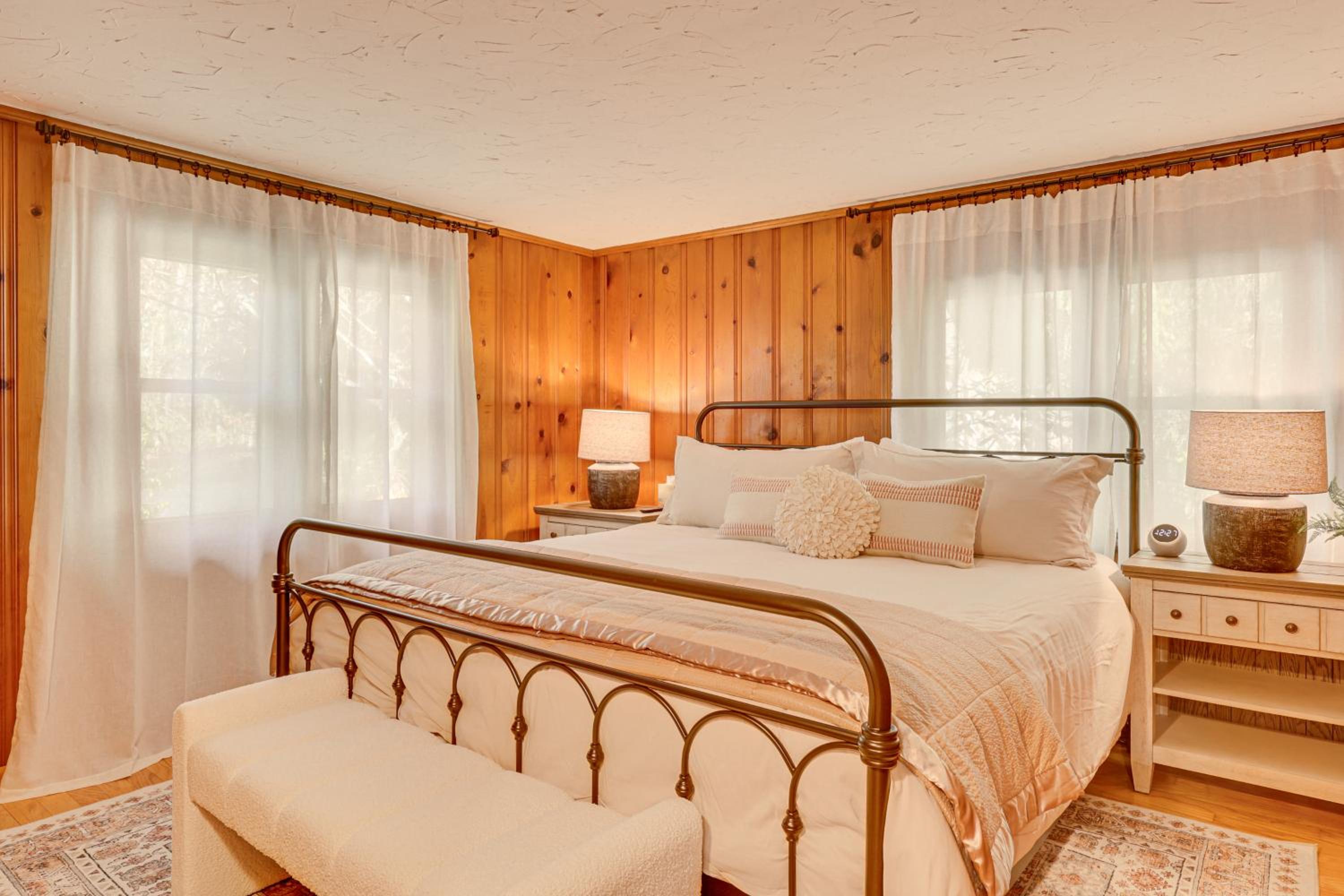 Trails, Wine and Events! Cuyahoga Falls Retreat