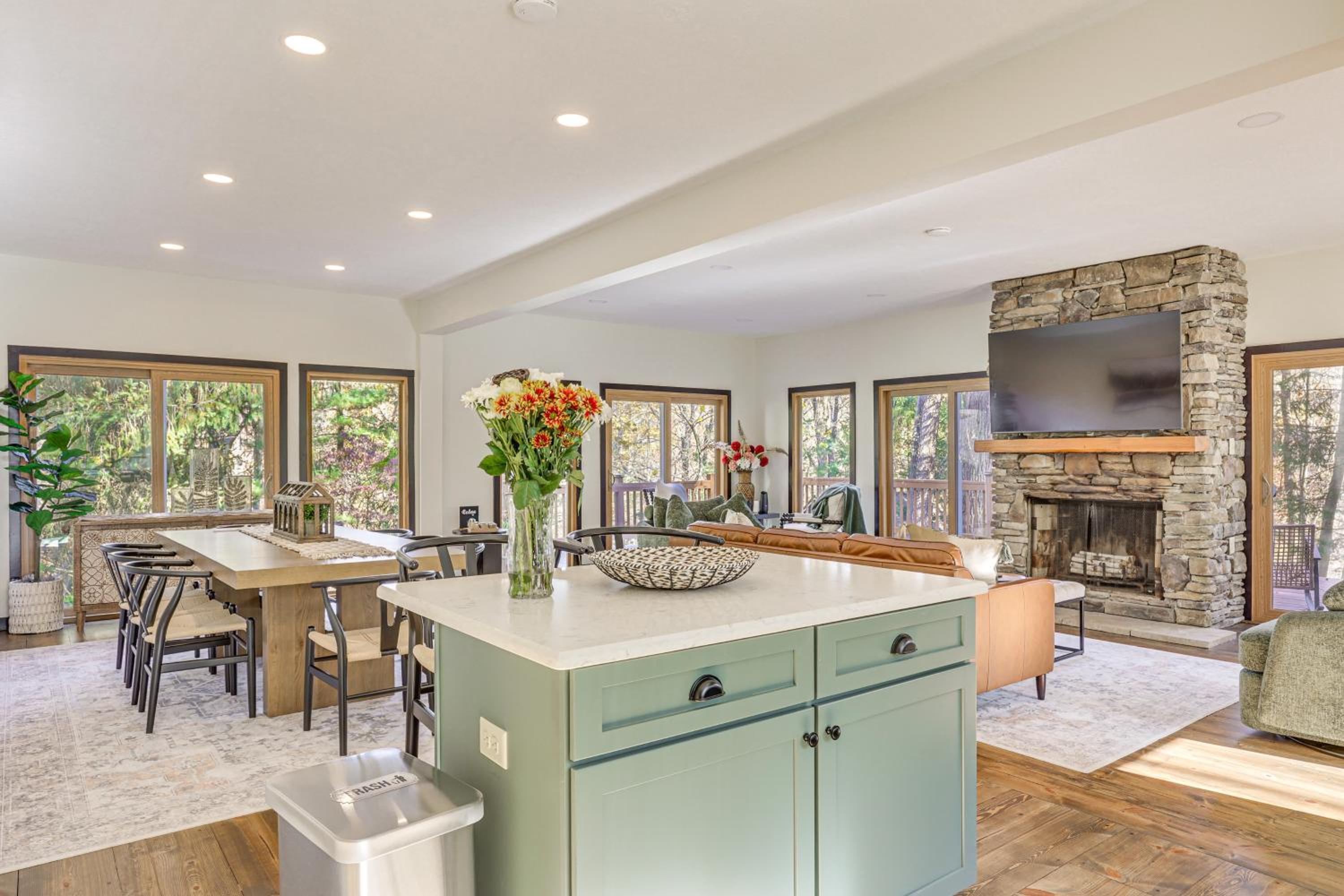 Trails, Wine and Events! Cuyahoga Falls Retreat
