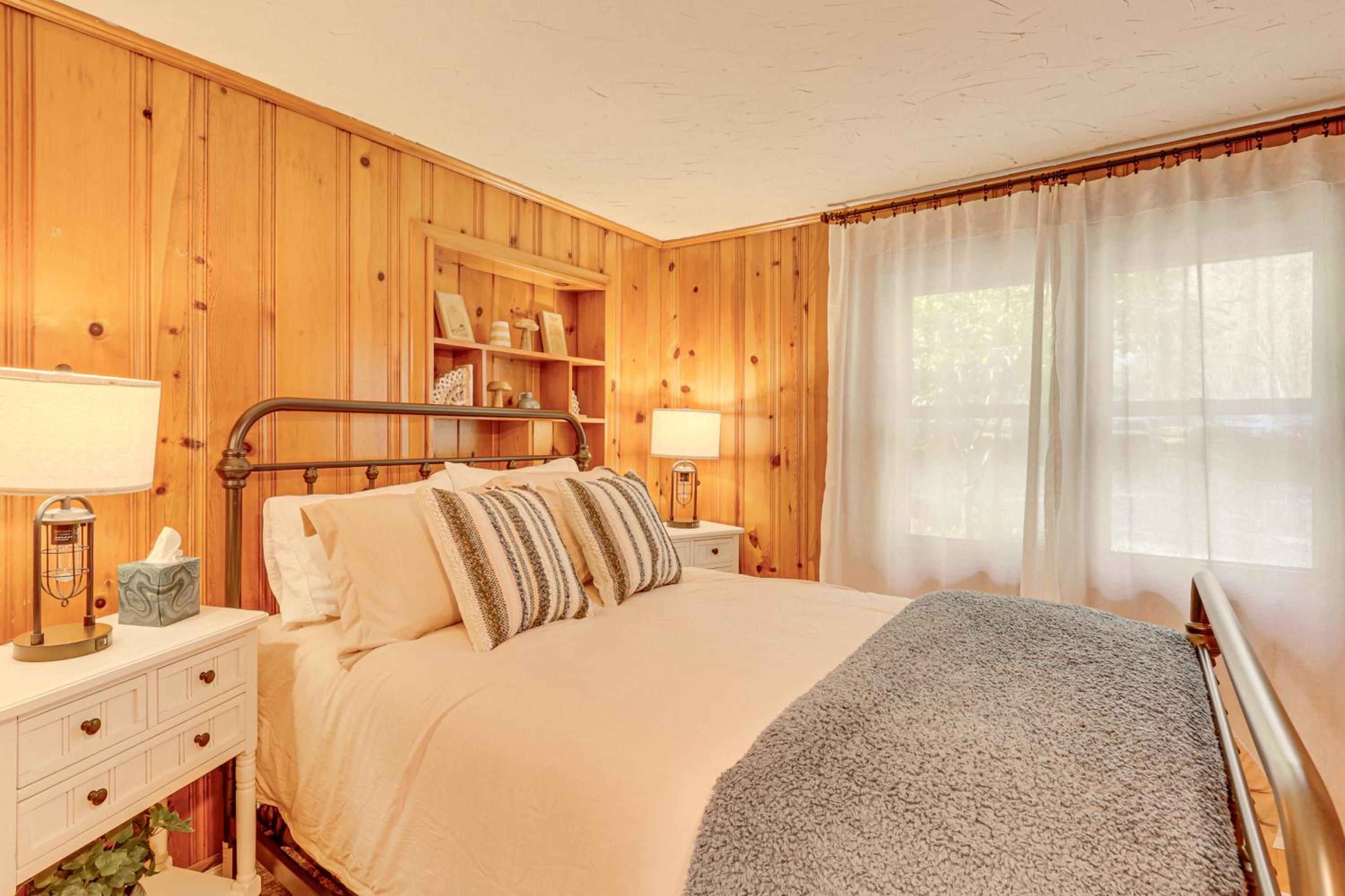 Trails, Wine and Events! Cuyahoga Falls Retreat