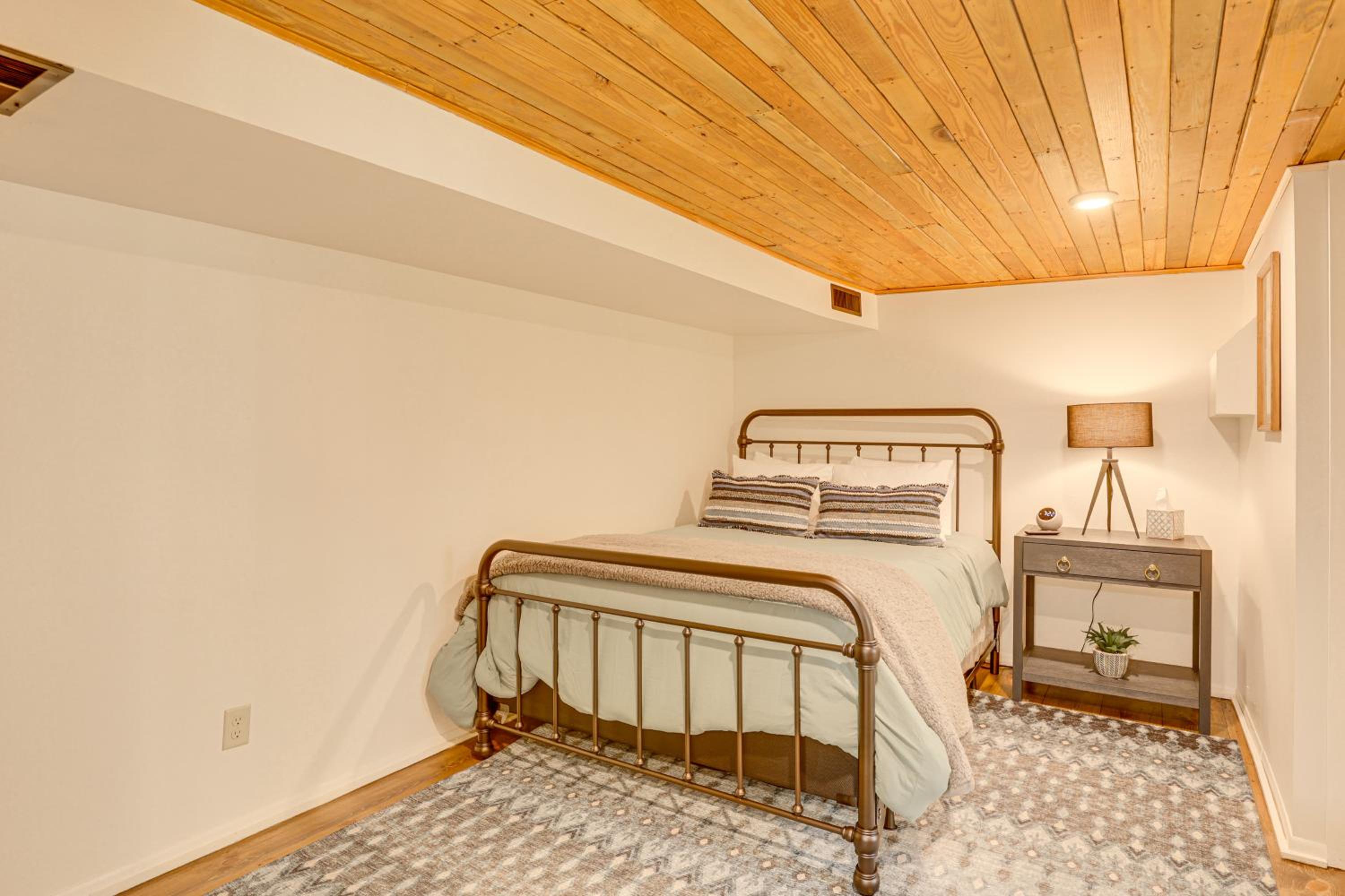 Trails, Wine and Events! Cuyahoga Falls Retreat