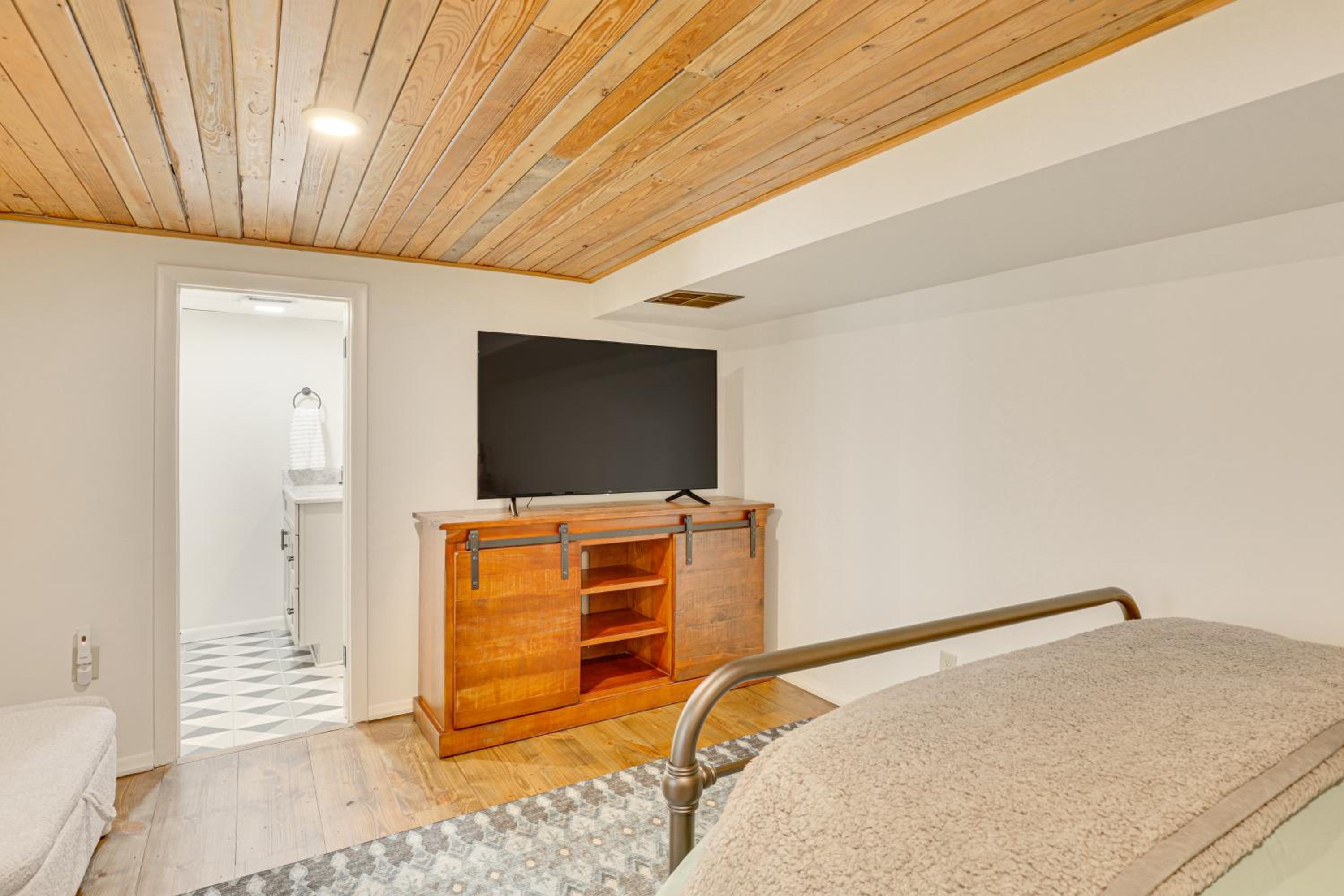 Trails, Wine and Events! Cuyahoga Falls Retreat