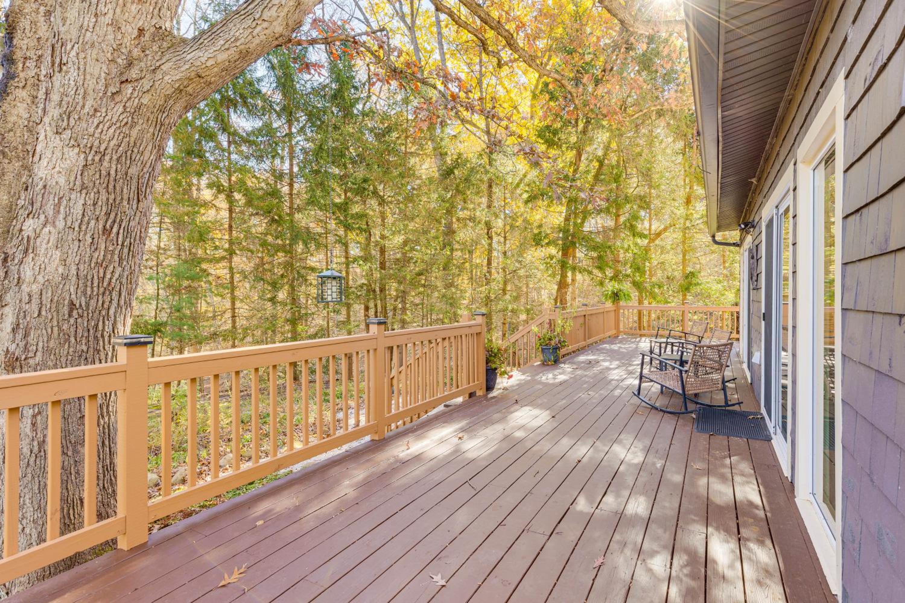 Trails, Wine and Events! Cuyahoga Falls Retreat