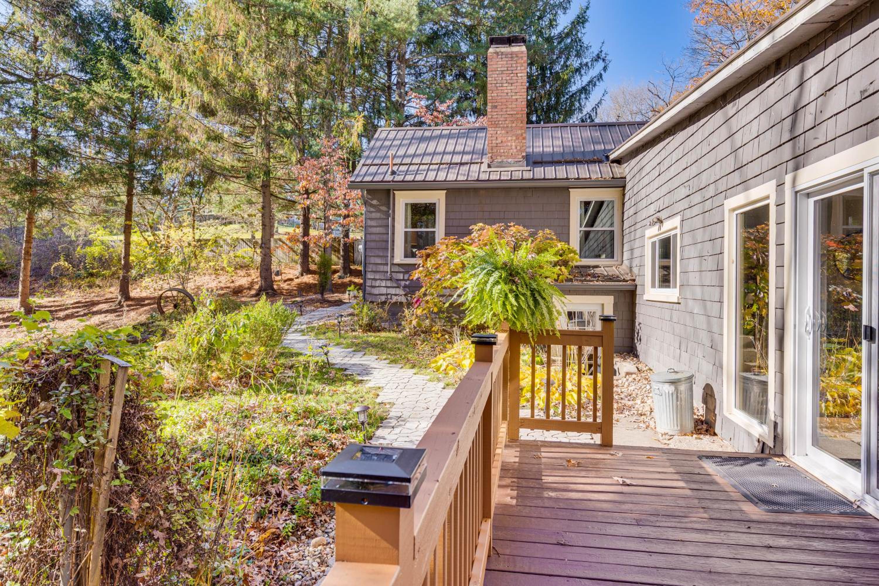 Trails, Wine and Events! Cuyahoga Falls Retreat