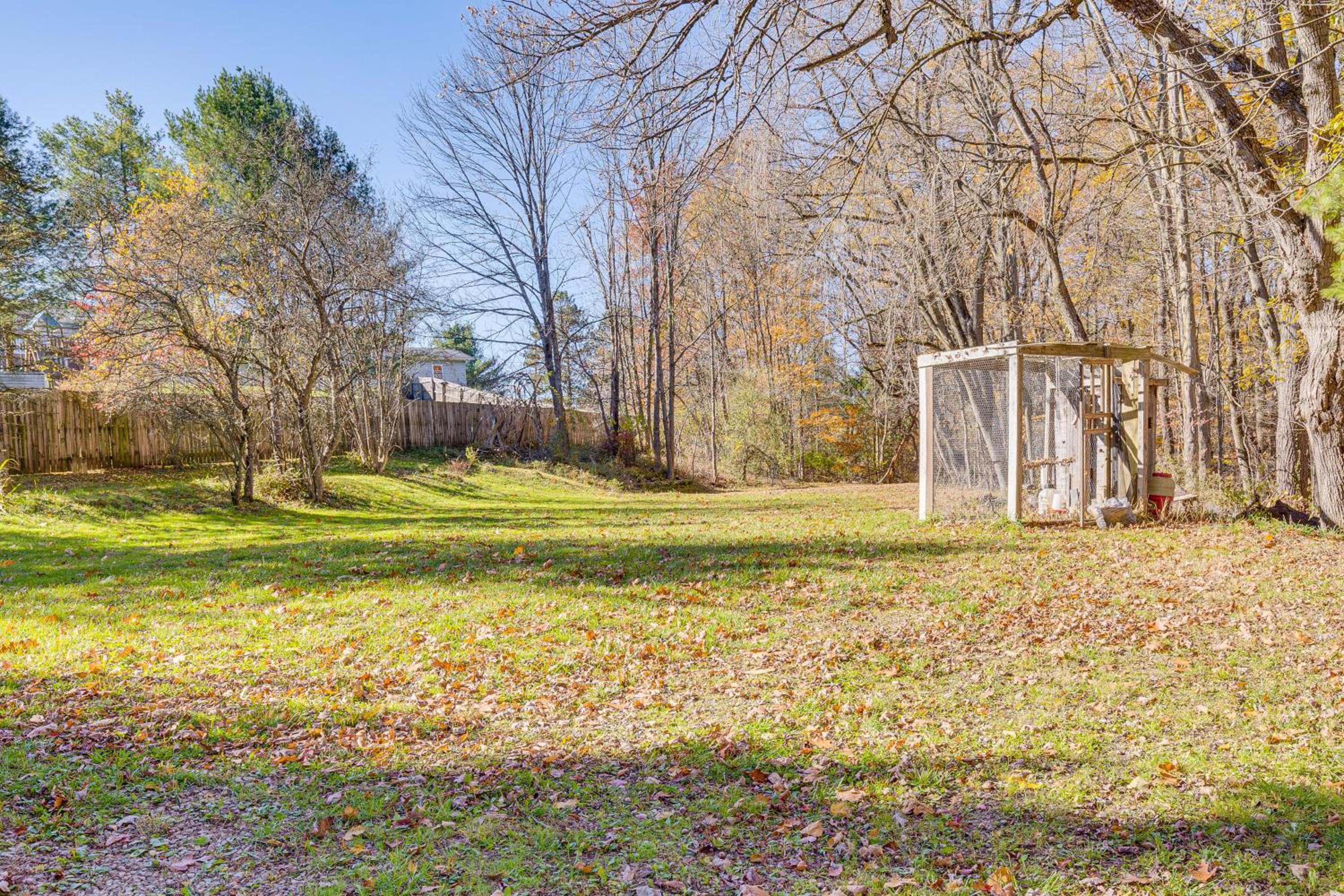 Trails, Wine and Events! Cuyahoga Falls Retreat