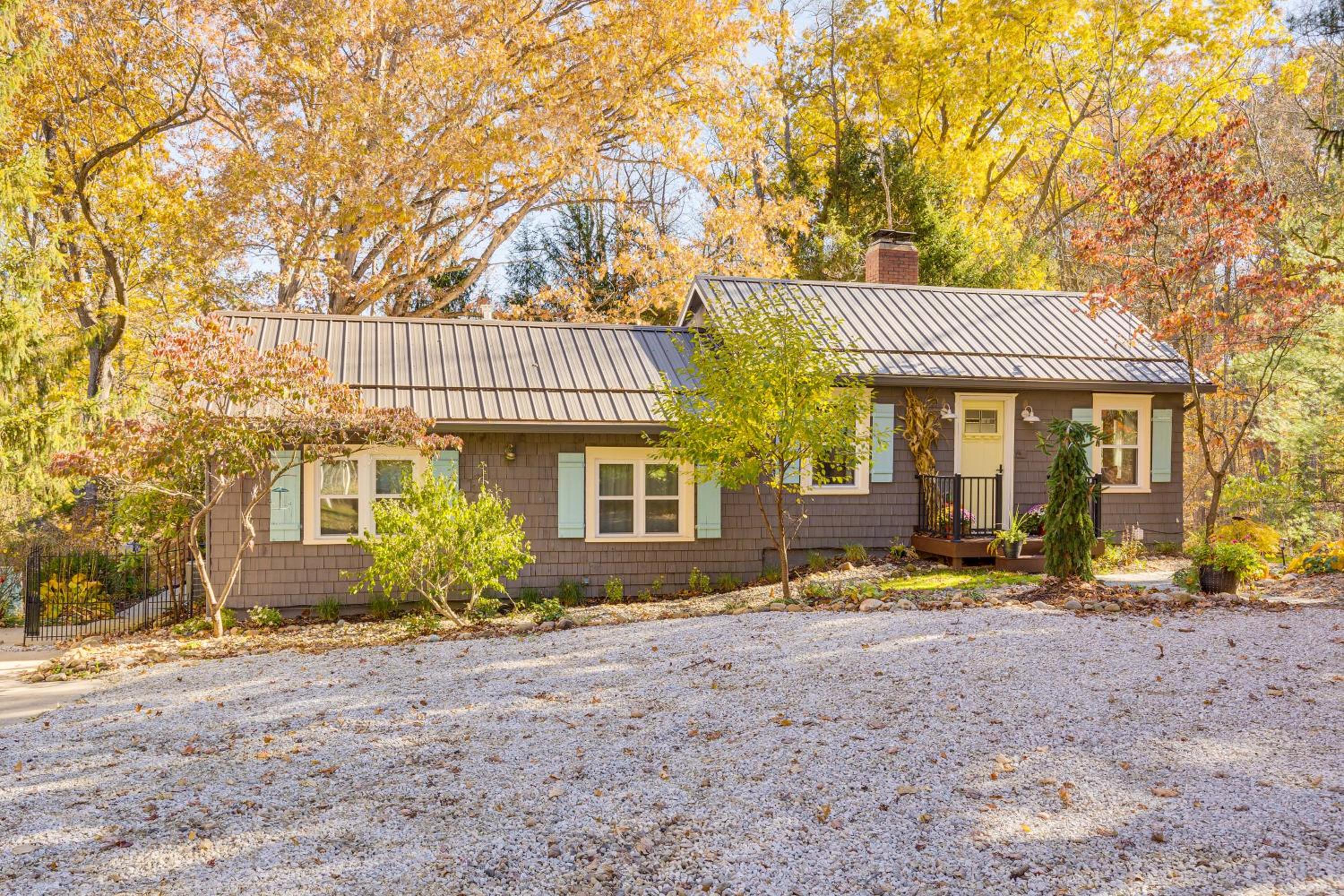 Trails, Wine and Events! Cuyahoga Falls Retreat