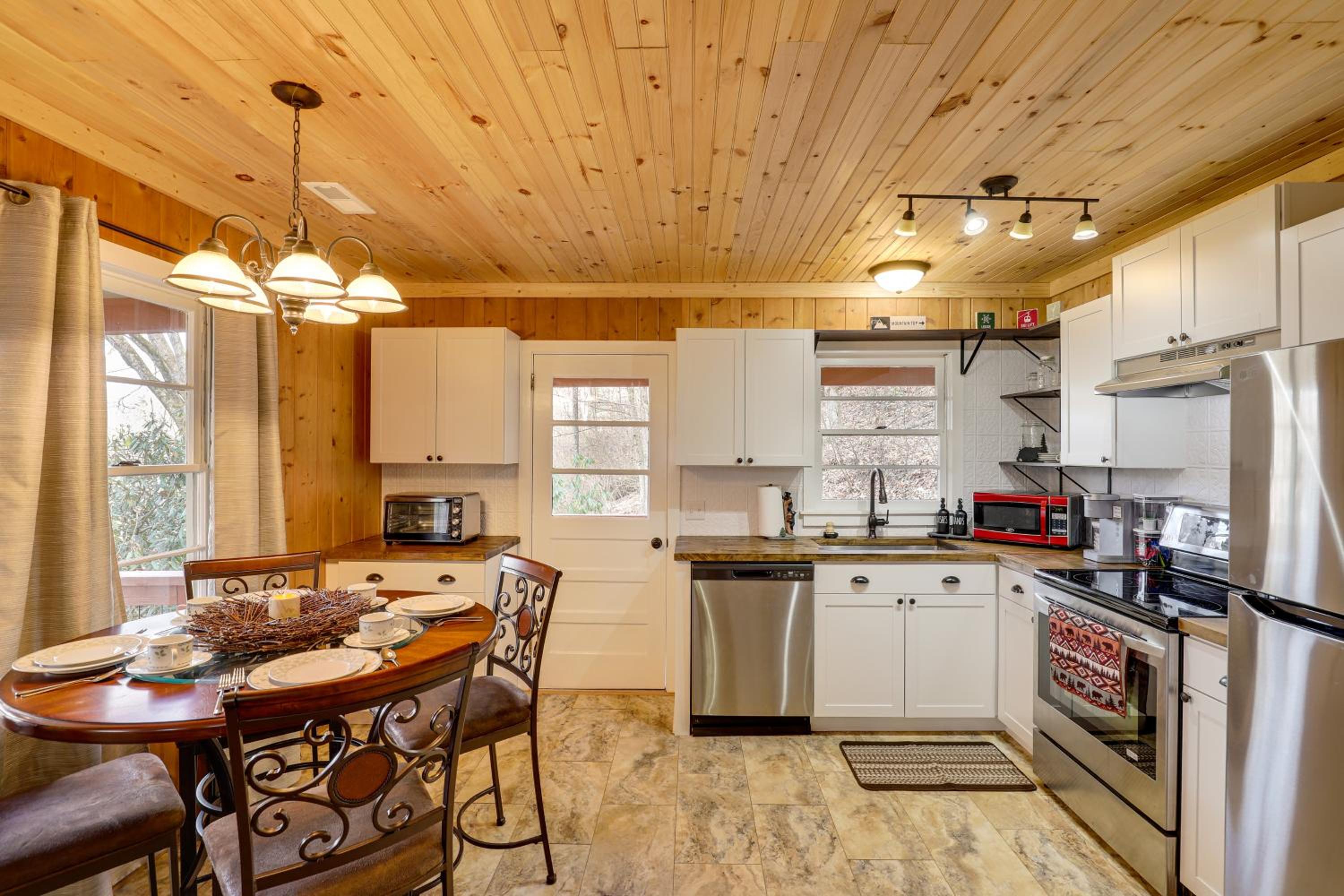 Quiet Family Cabin in Balsam Hike, Ski, Explore