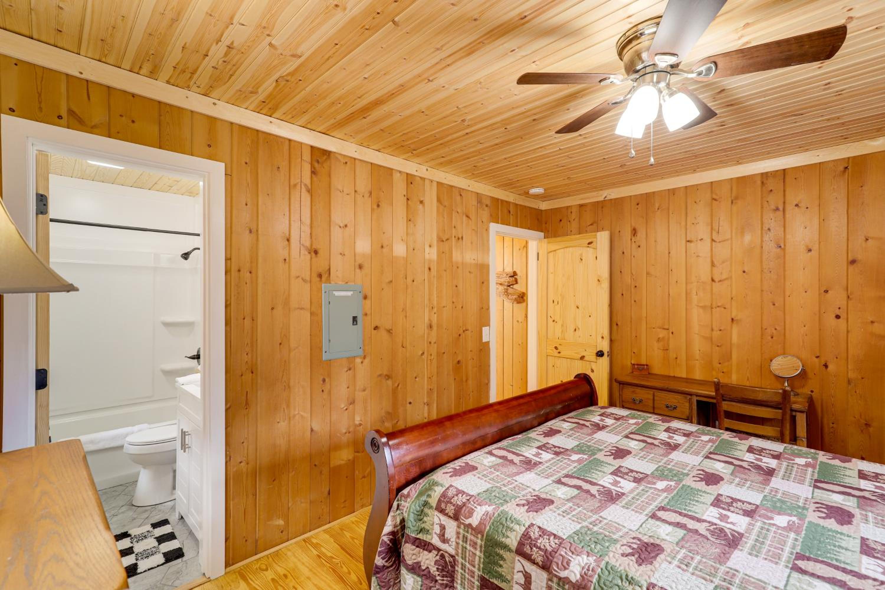 Quiet Family Cabin in Balsam Hike, Ski, Explore