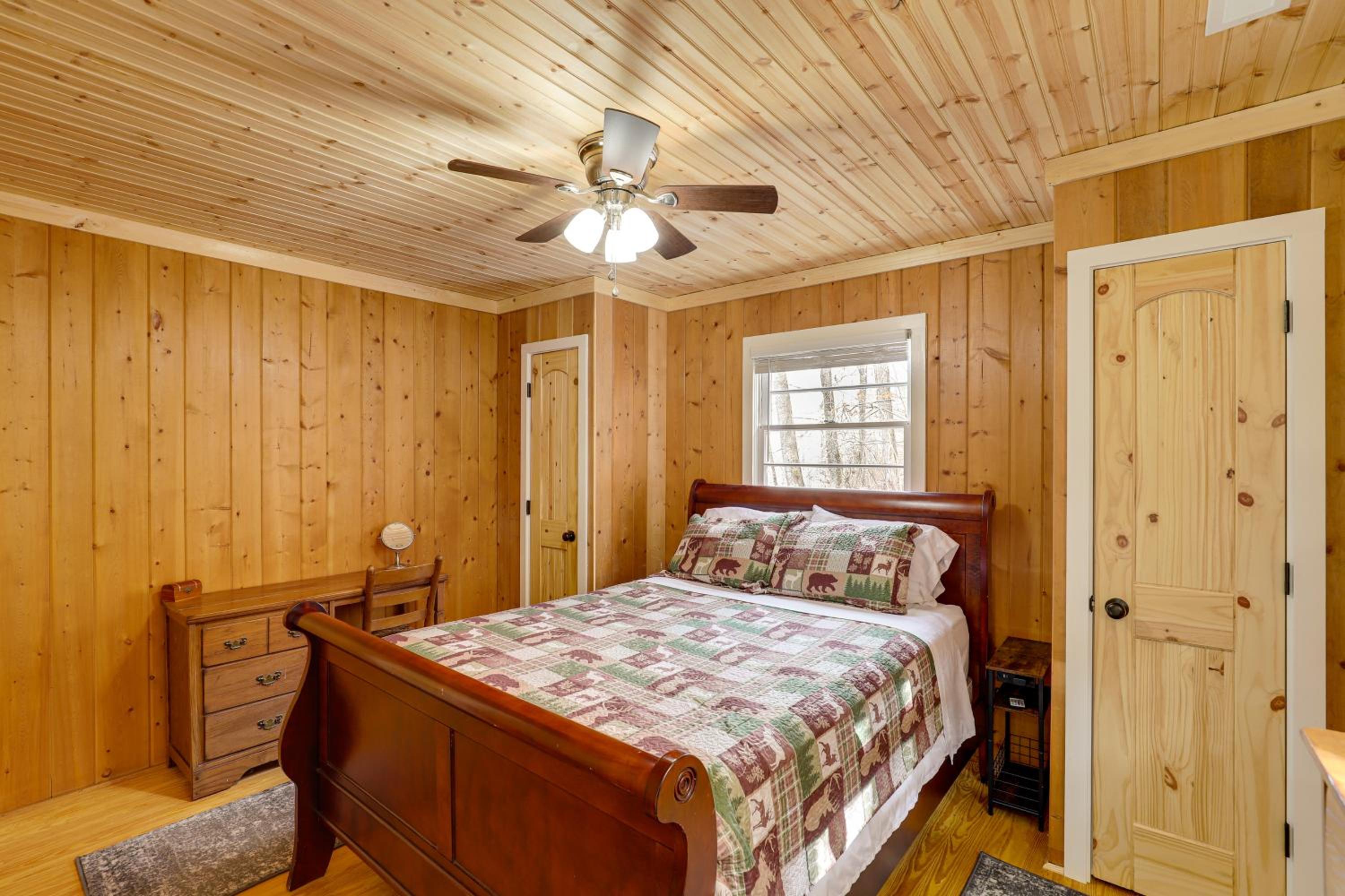 Quiet Family Cabin in Balsam Hike, Ski, Explore