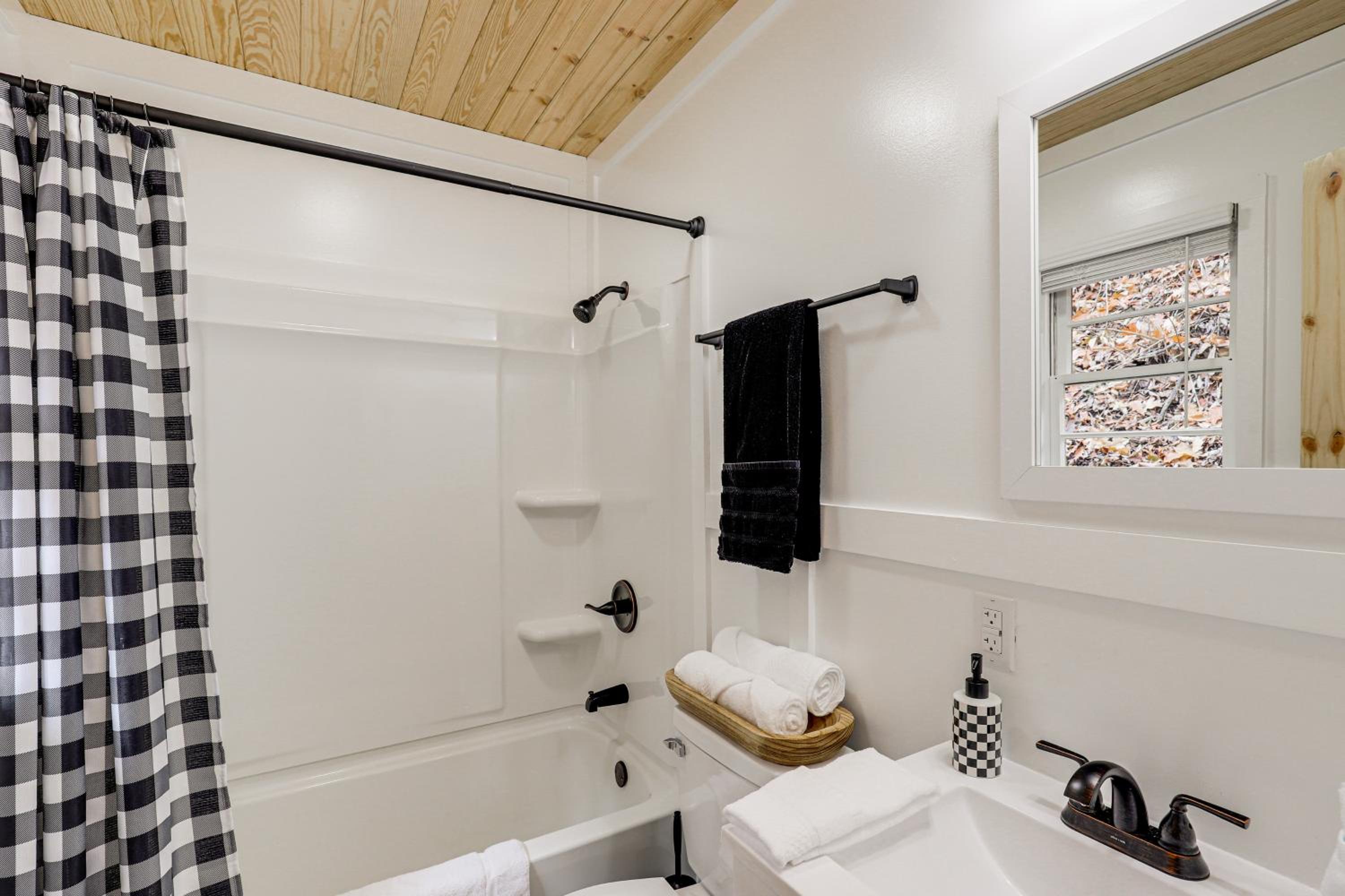 Quiet Family Cabin in Balsam Hike, Ski, Explore