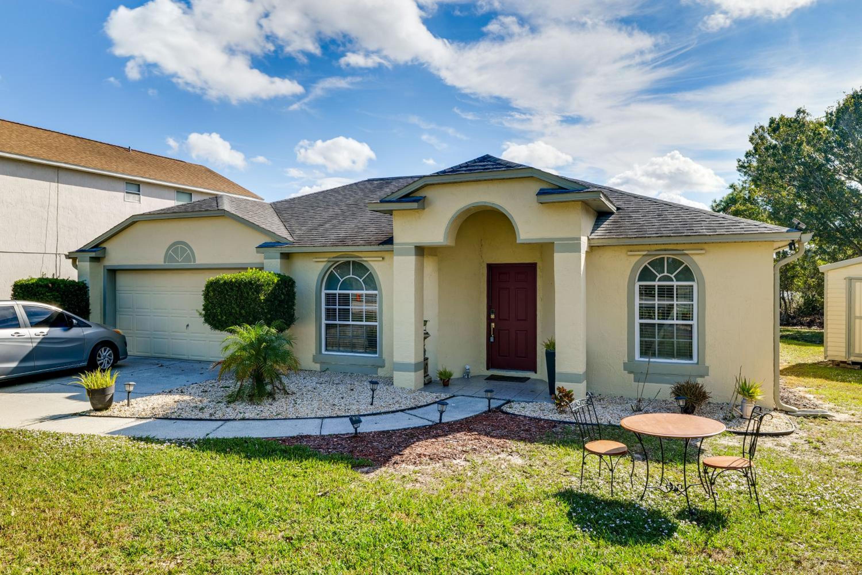 Lakefront Home with Poolside Lounge 11 Mi to Disney
