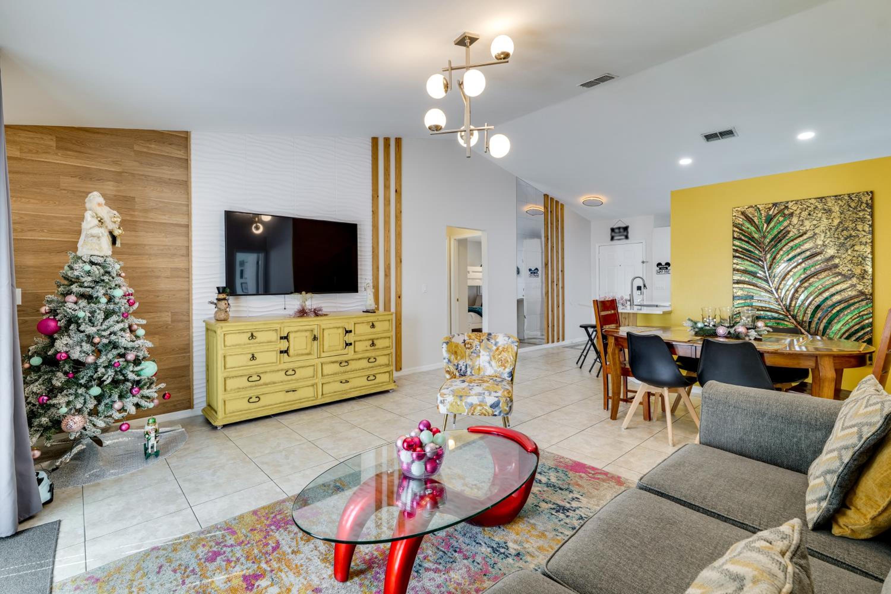 Lakefront Home with Poolside Lounge 11 Mi to Disney