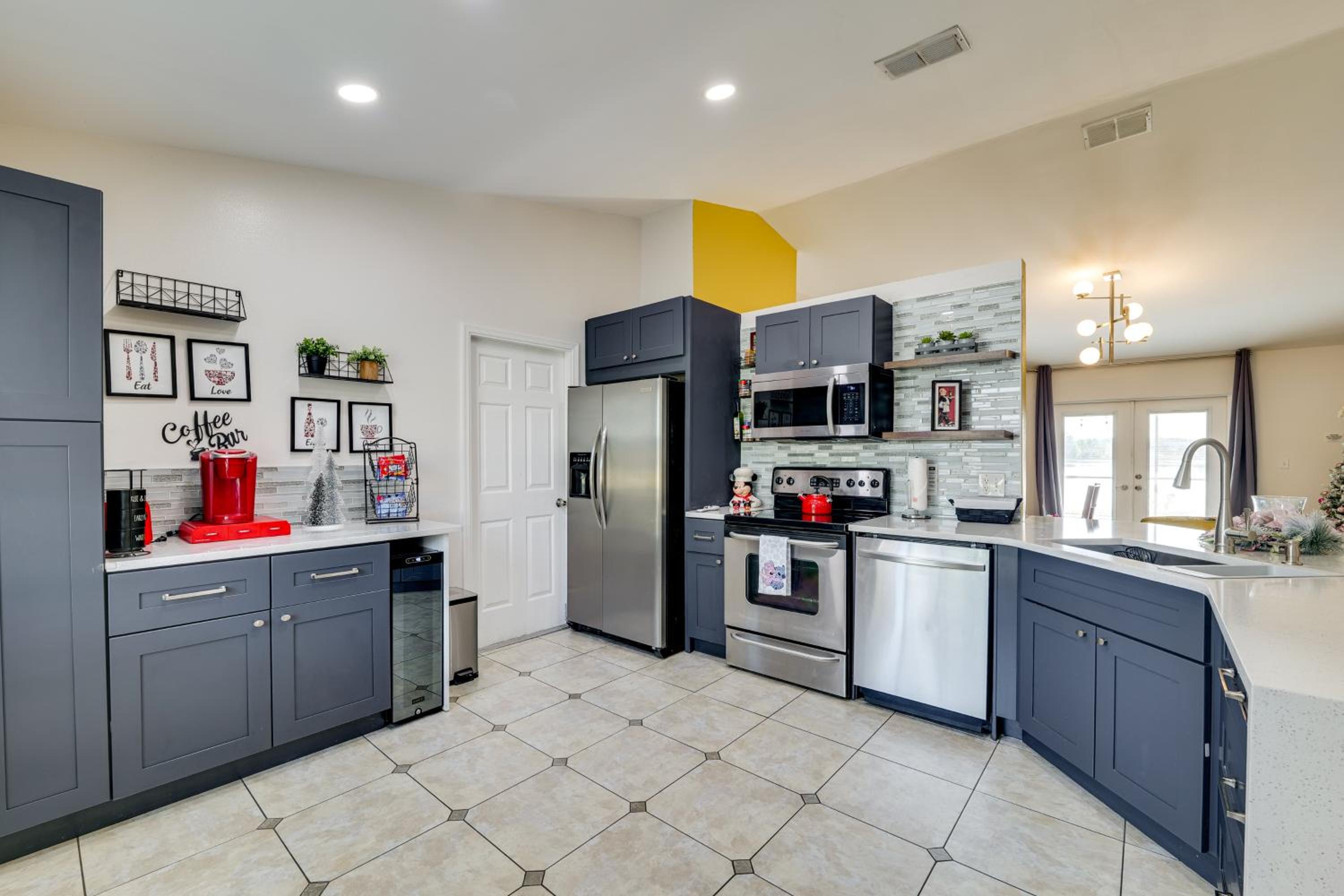 Lakefront Home with Poolside Lounge 11 Mi to Disney