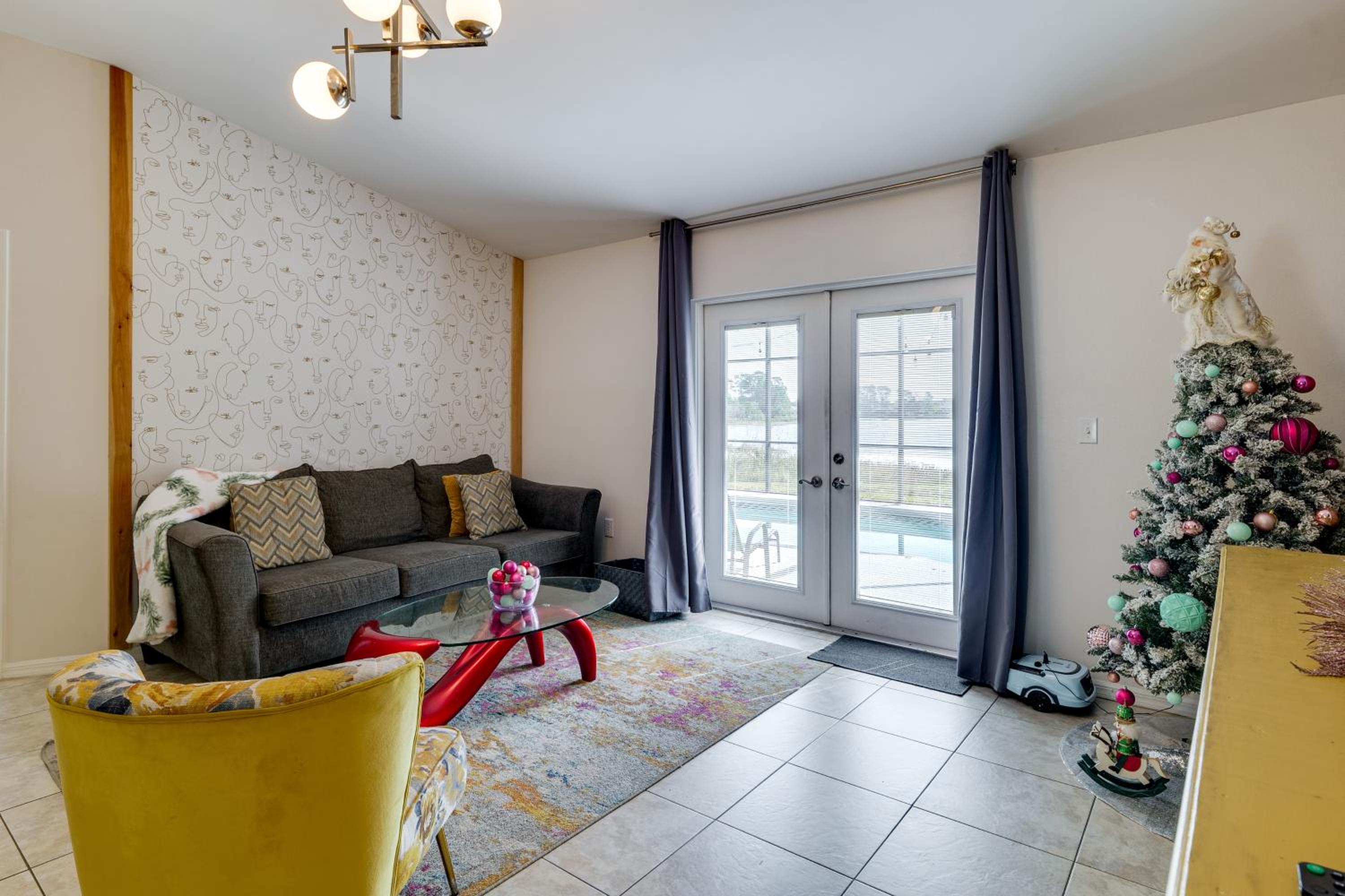 Lakefront Home with Poolside Lounge 11 Mi to Disney