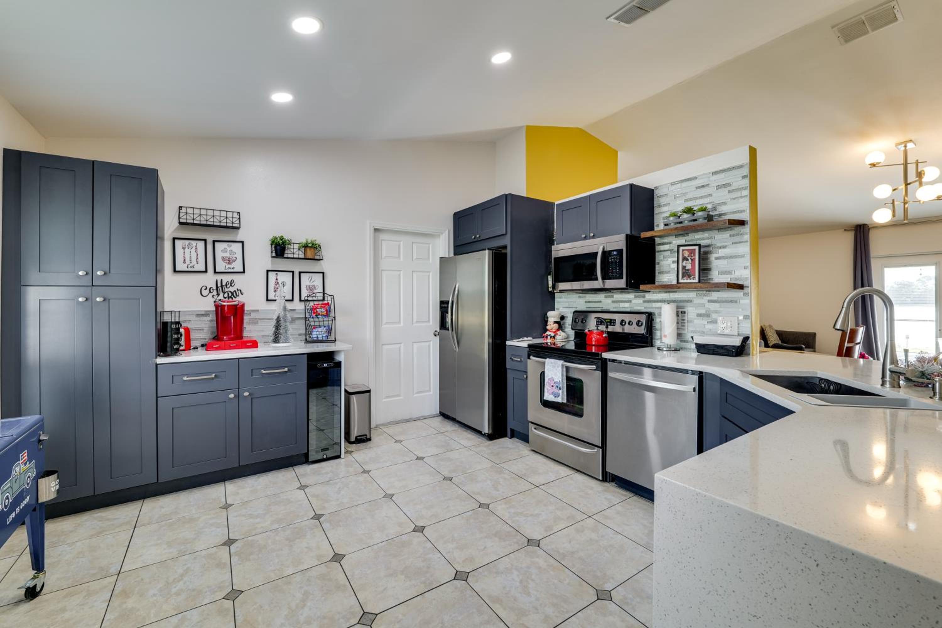 Lakefront Home with Poolside Lounge 11 Mi to Disney