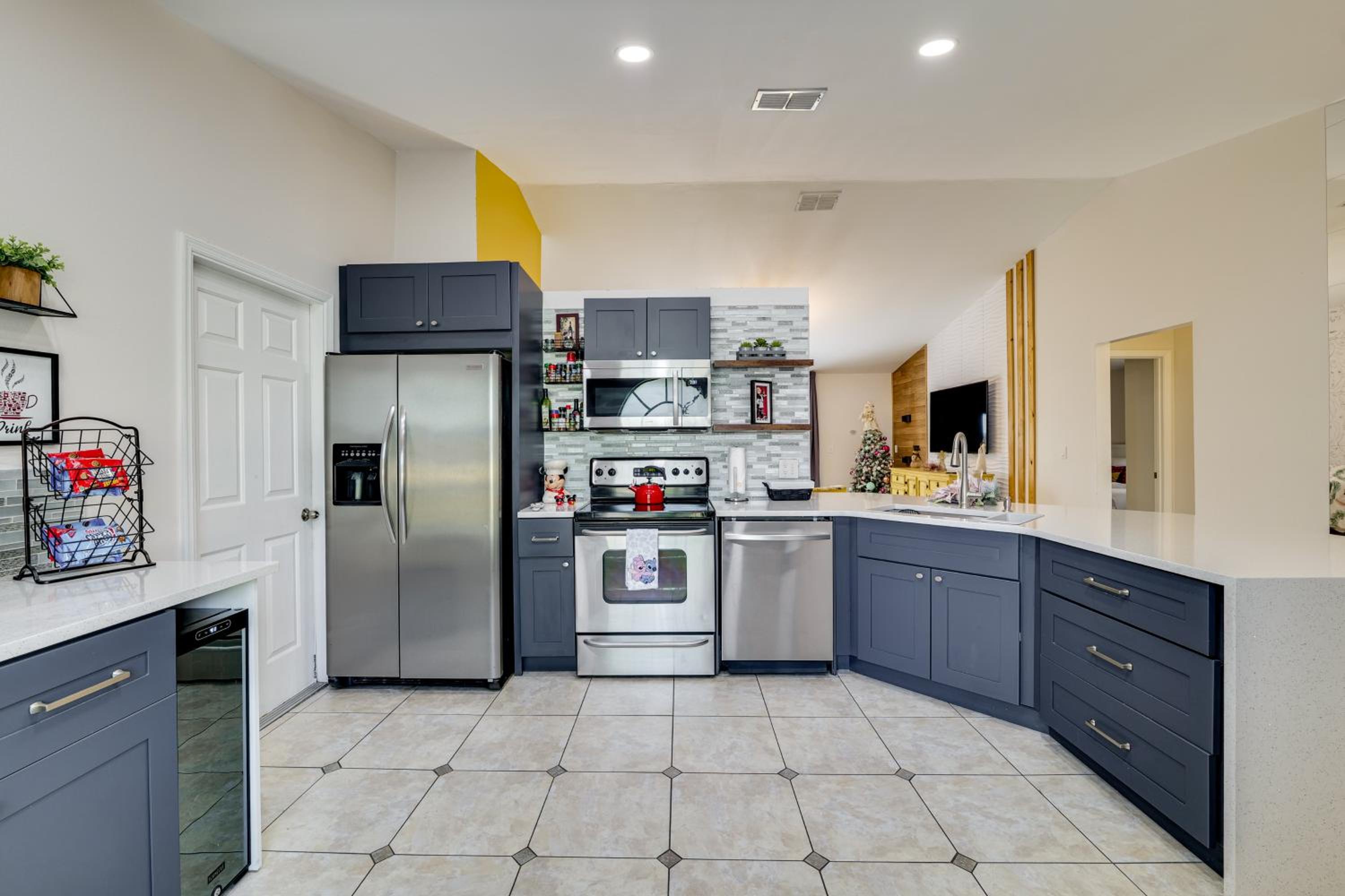 Lakefront Home with Poolside Lounge 11 Mi to Disney