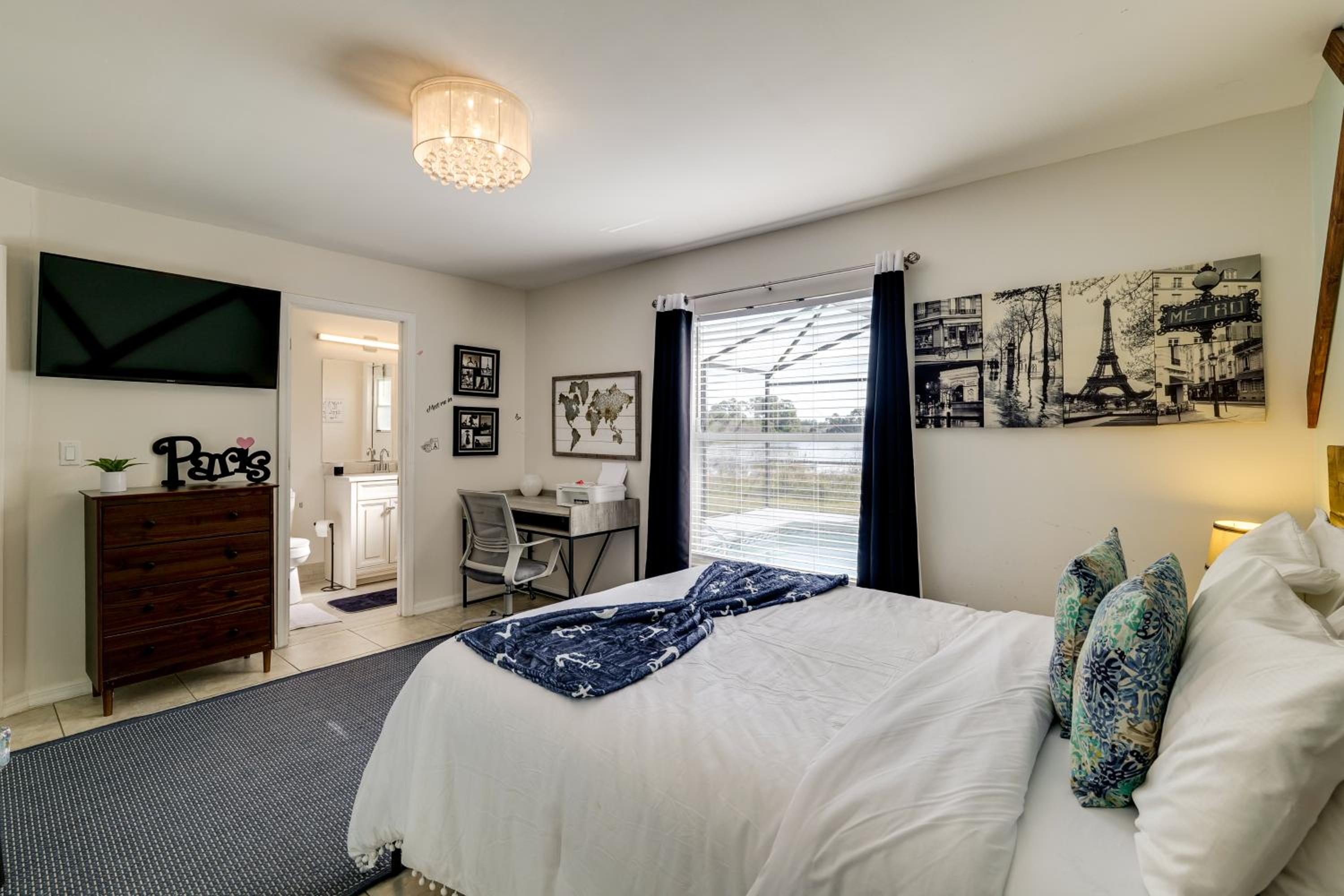Lakefront Home with Poolside Lounge 11 Mi to Disney