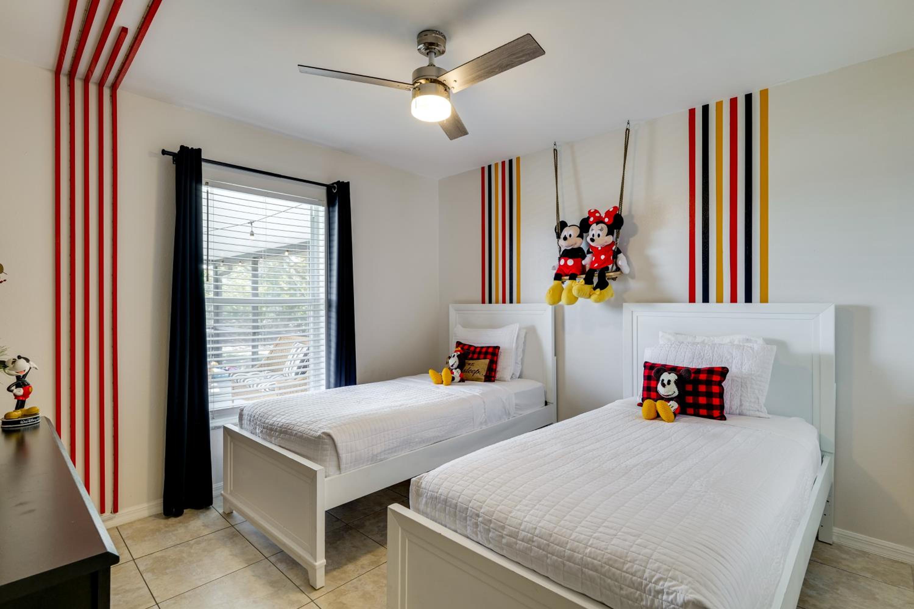 Lakefront Home with Poolside Lounge 11 Mi to Disney
