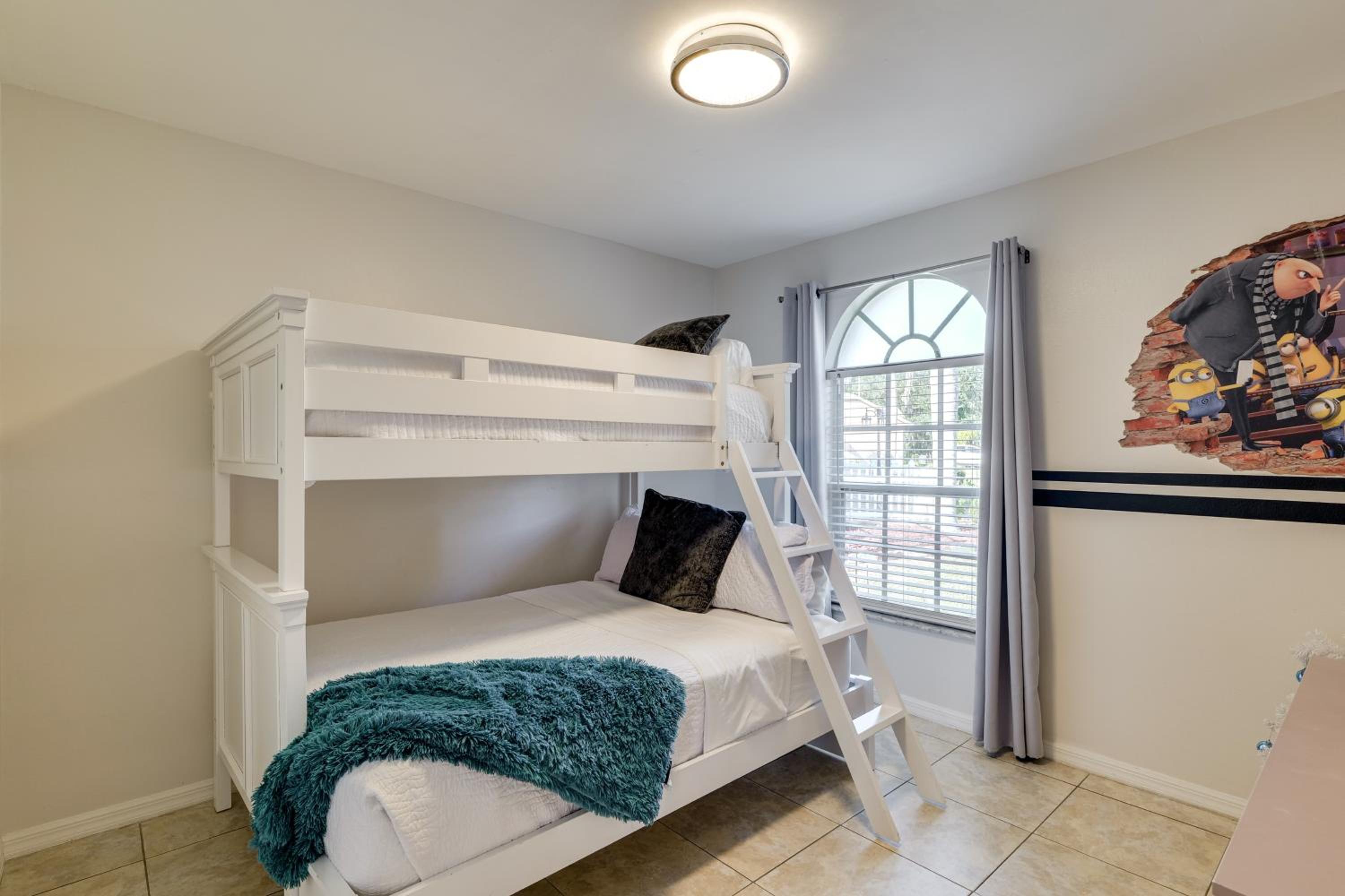 Lakefront Home with Poolside Lounge 11 Mi to Disney