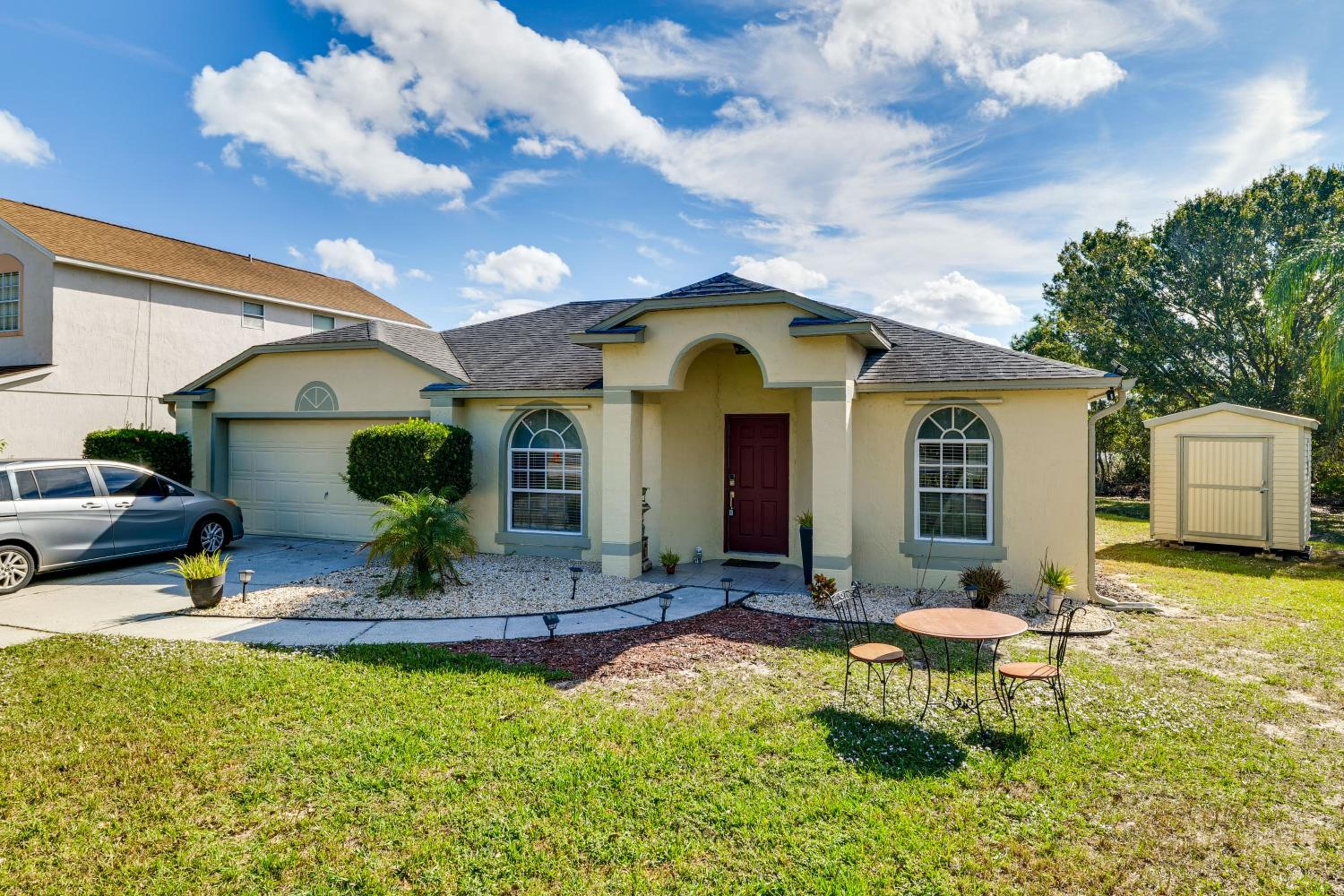 Lakefront Home with Poolside Lounge 11 Mi to Disney