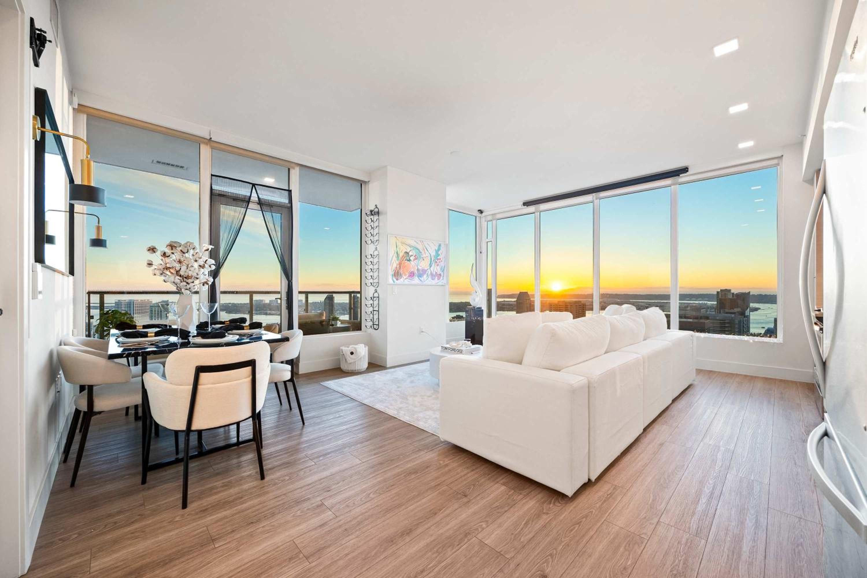 Luxury Penthouse 39th Floor · Ocean & Comic-Con