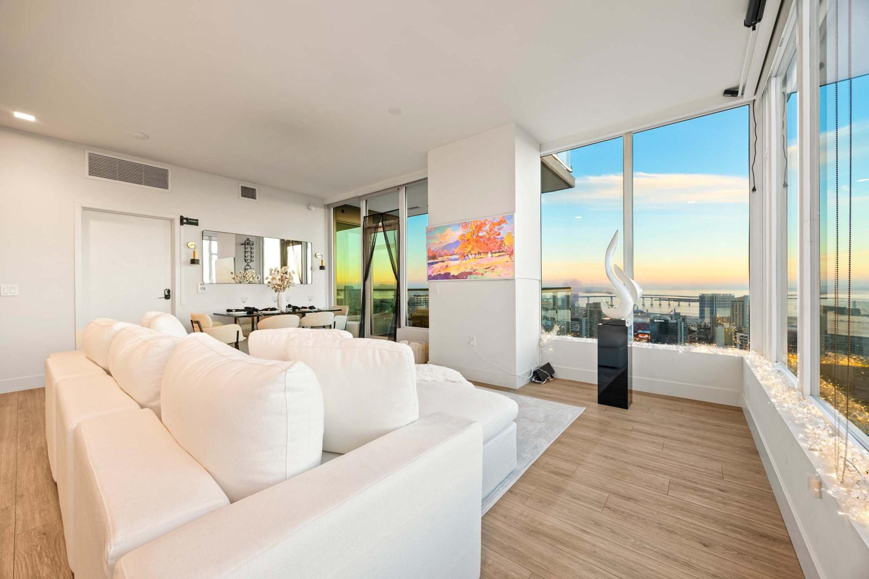 Luxury Penthouse 39th Floor · Ocean & Comic-Con