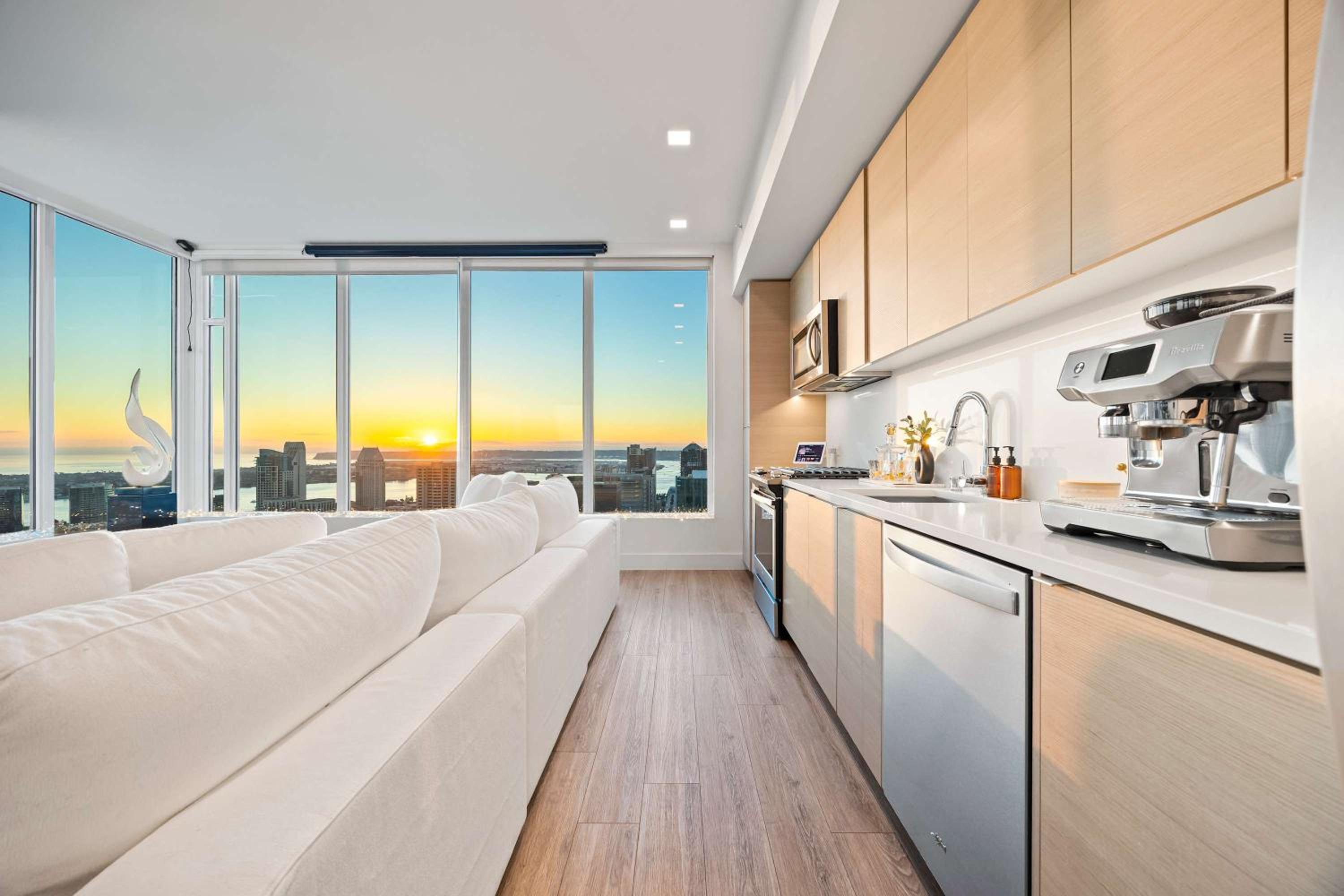 Luxury Penthouse 39th Floor · Ocean & Comic-Con