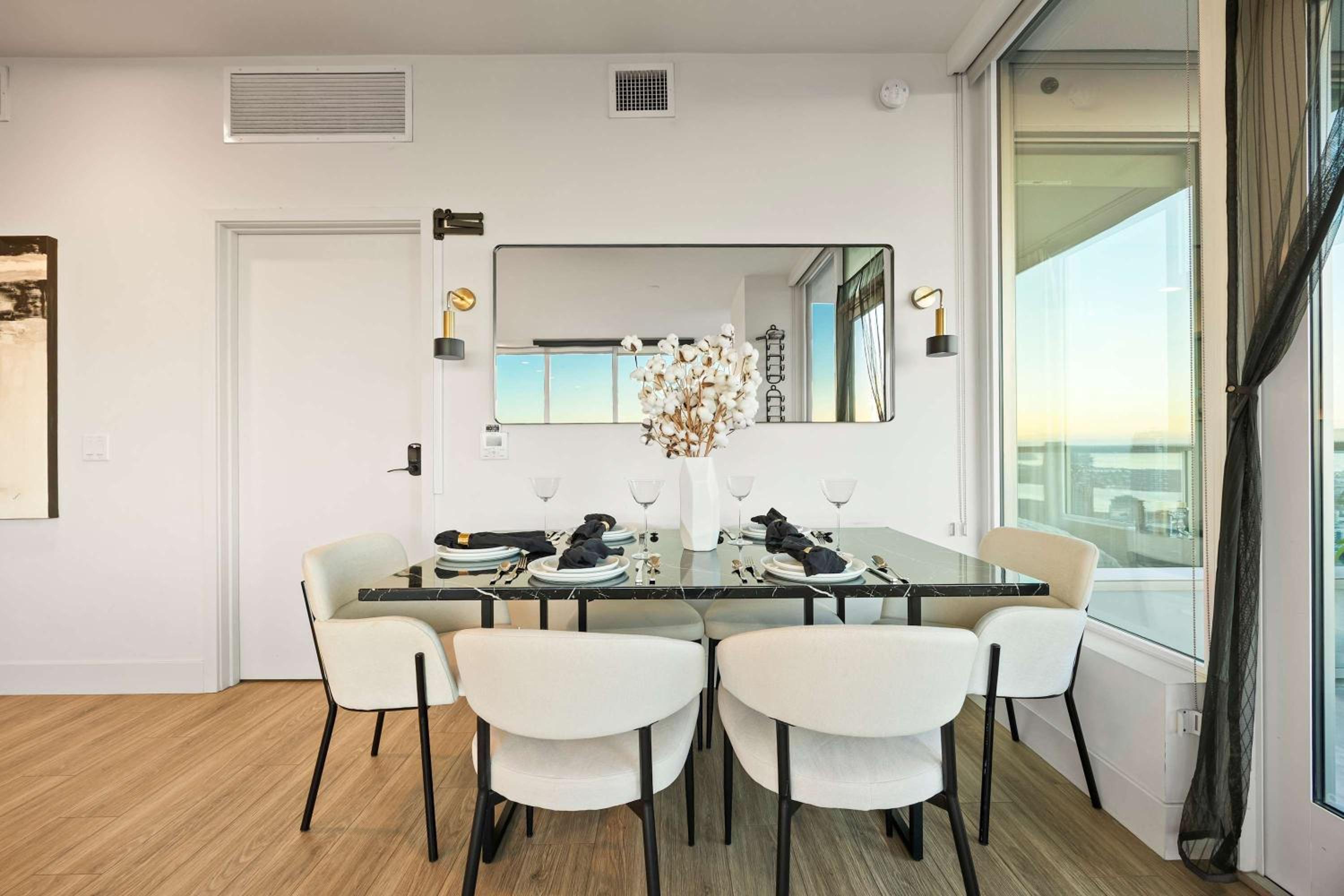 Luxury Penthouse 39th Floor · Ocean & Comic-Con