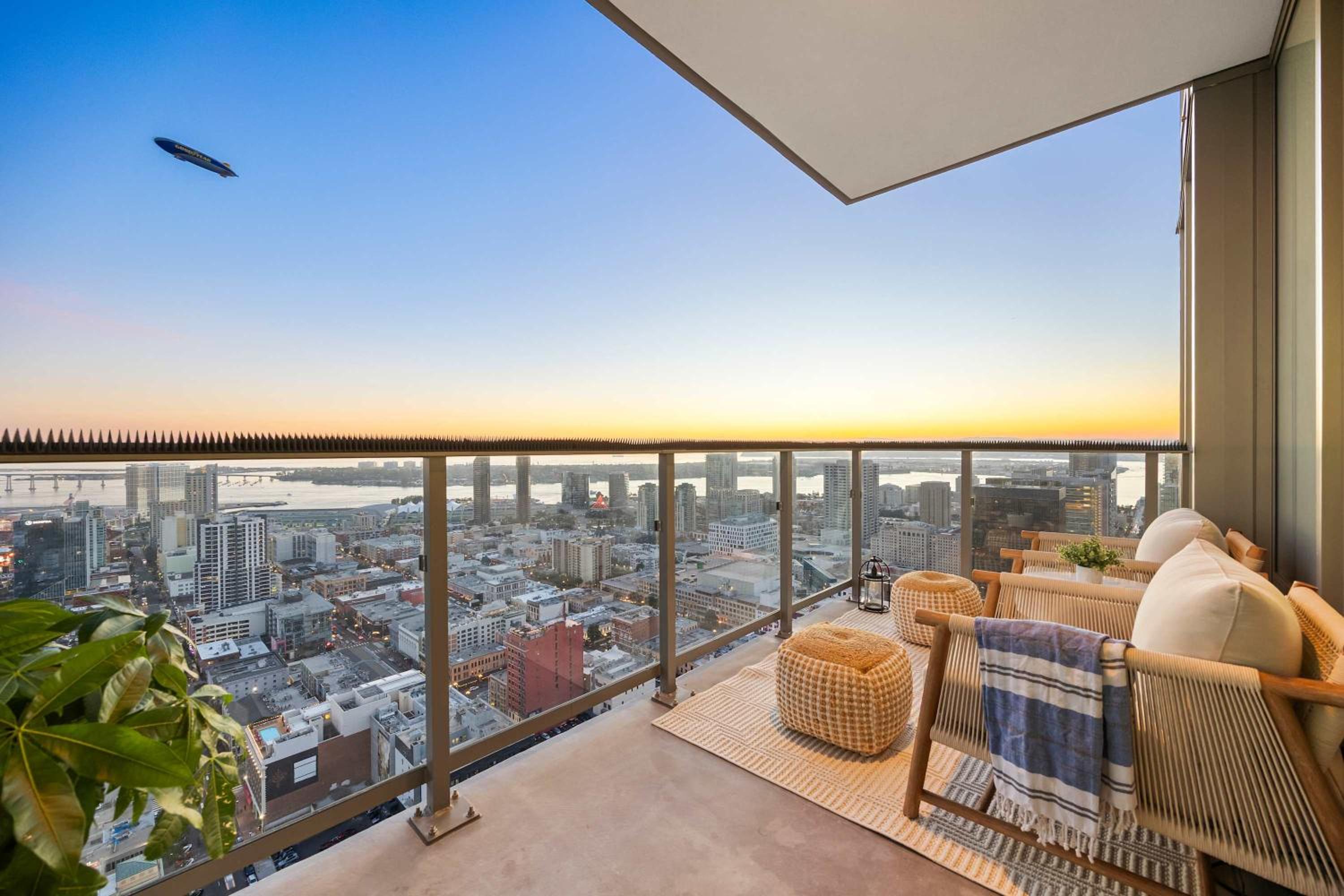 Luxury Penthouse 39th Floor · Ocean & Comic-Con