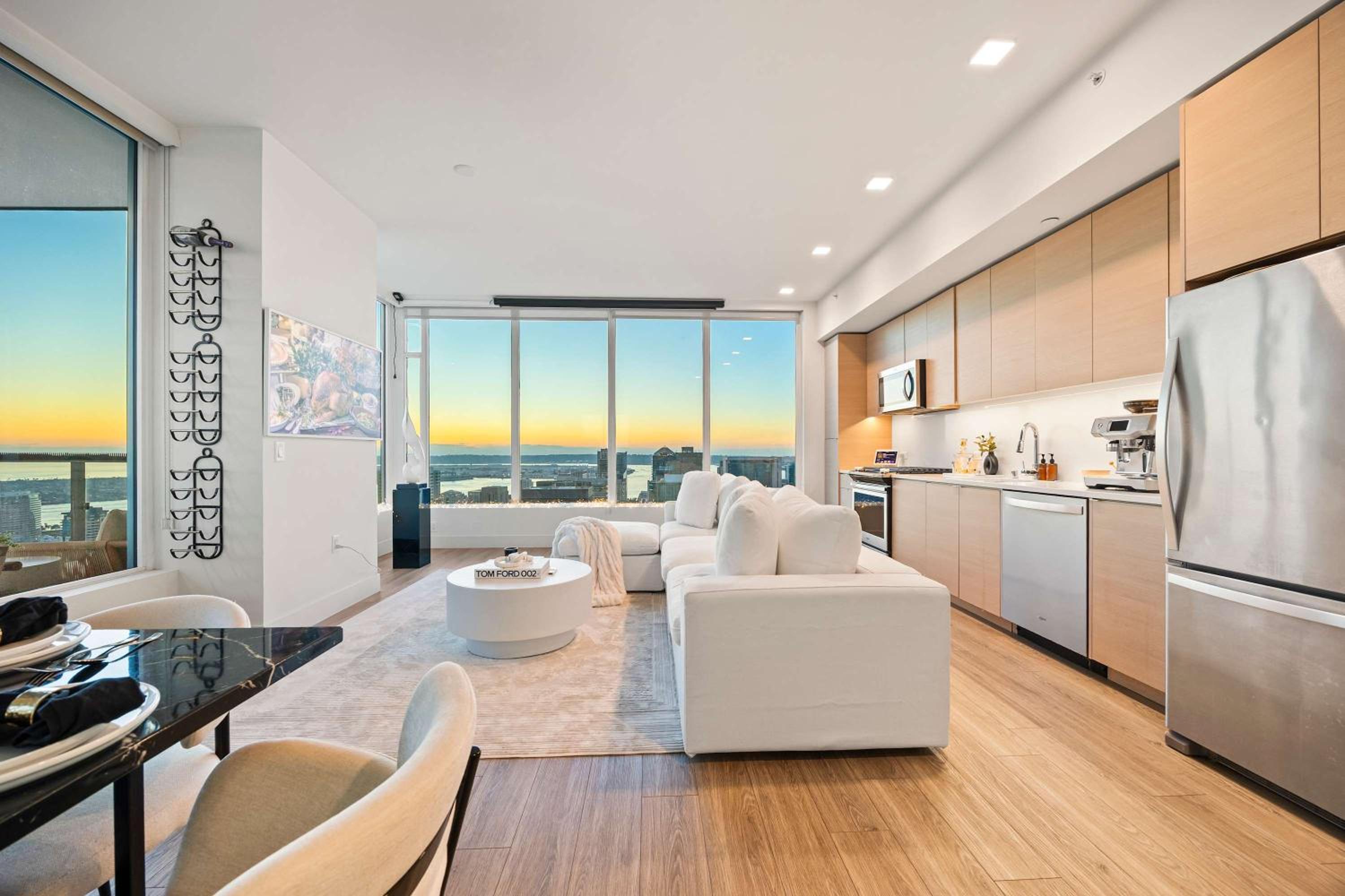 Luxury Penthouse 39th Floor · Ocean & Comic-Con