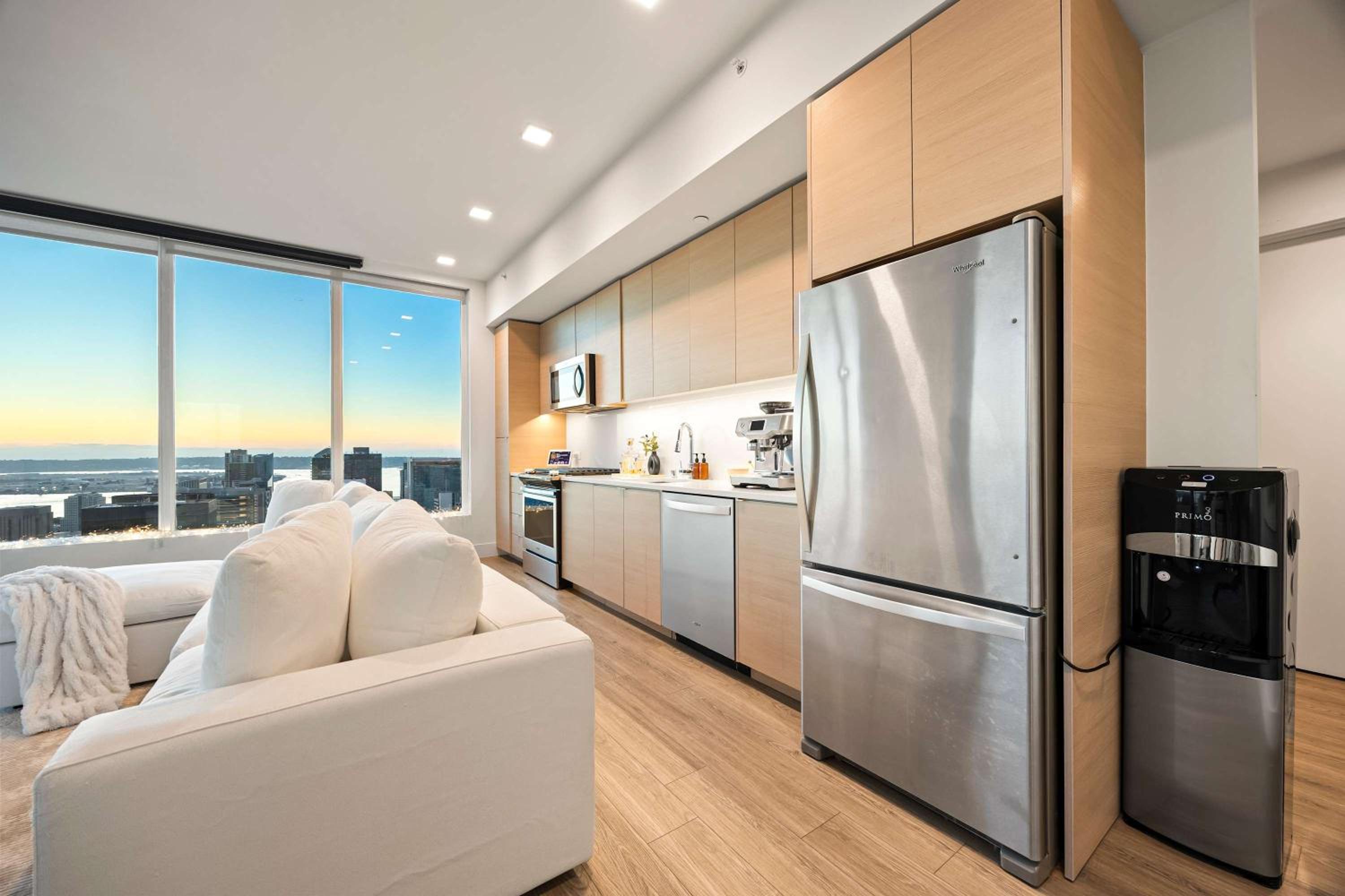 Luxury Penthouse 39th Floor · Ocean & Comic-Con