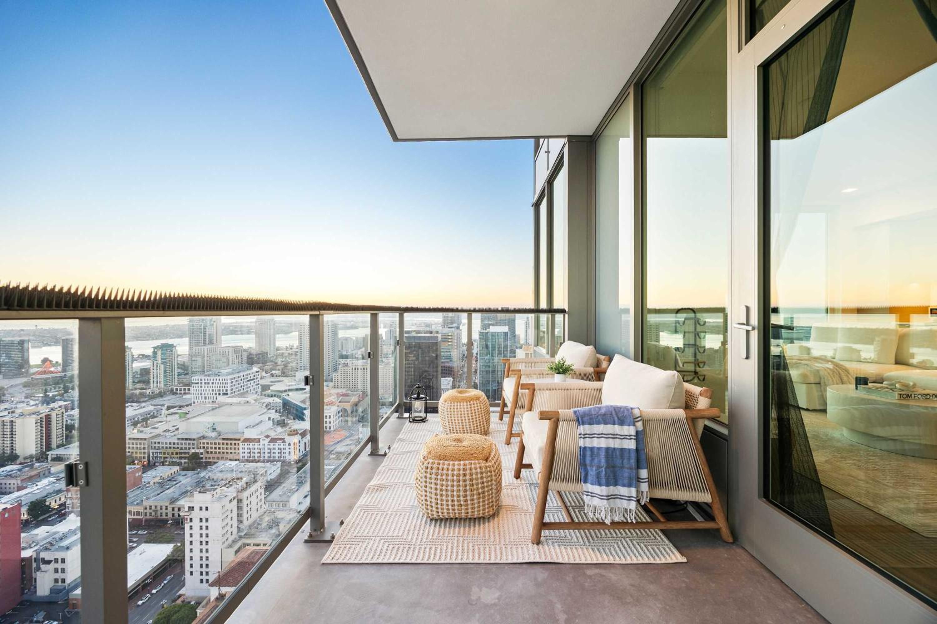 Luxury Penthouse 39th Floor · Ocean & Comic-Con
