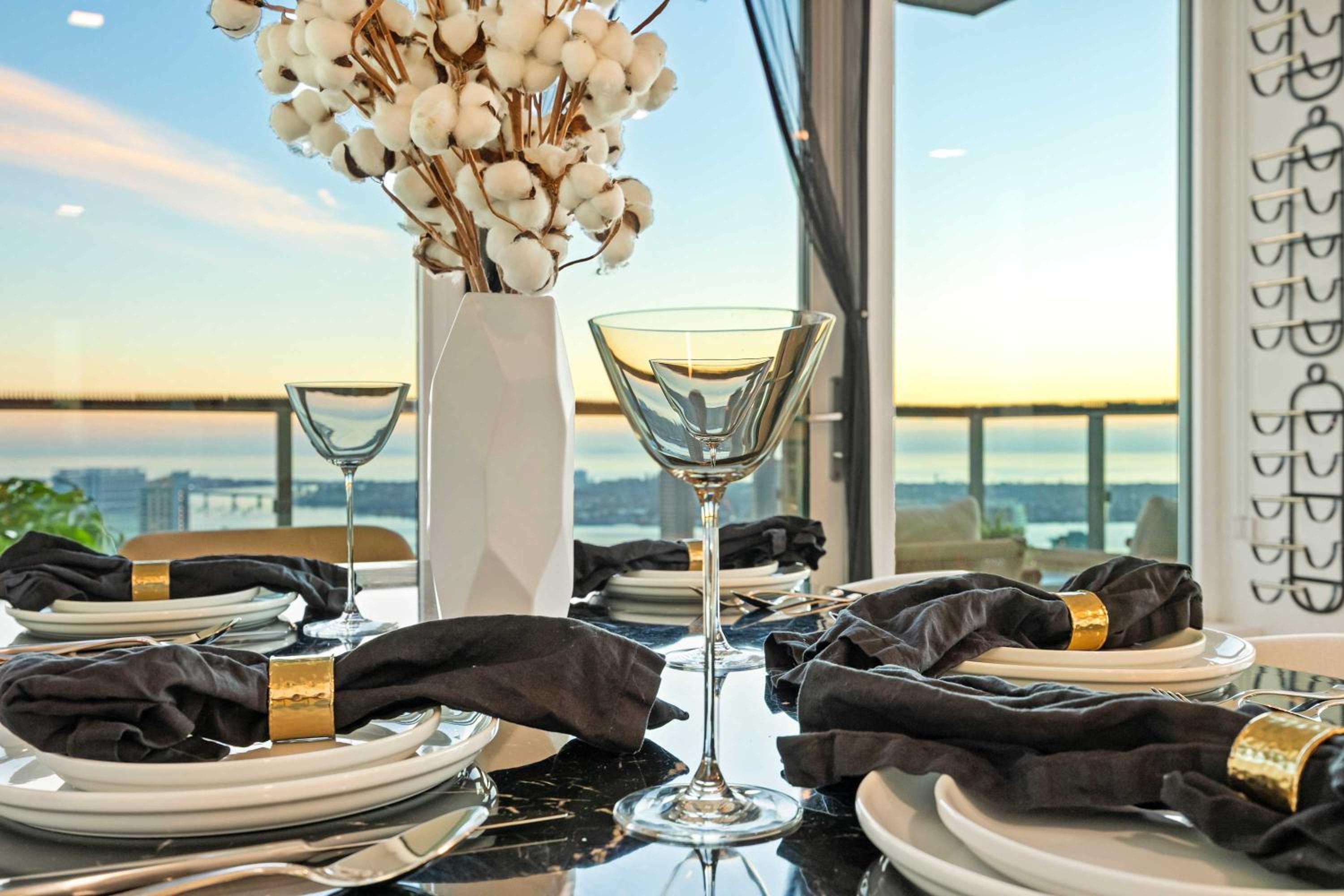 Luxury Penthouse 39th Floor · Ocean & Comic-Con