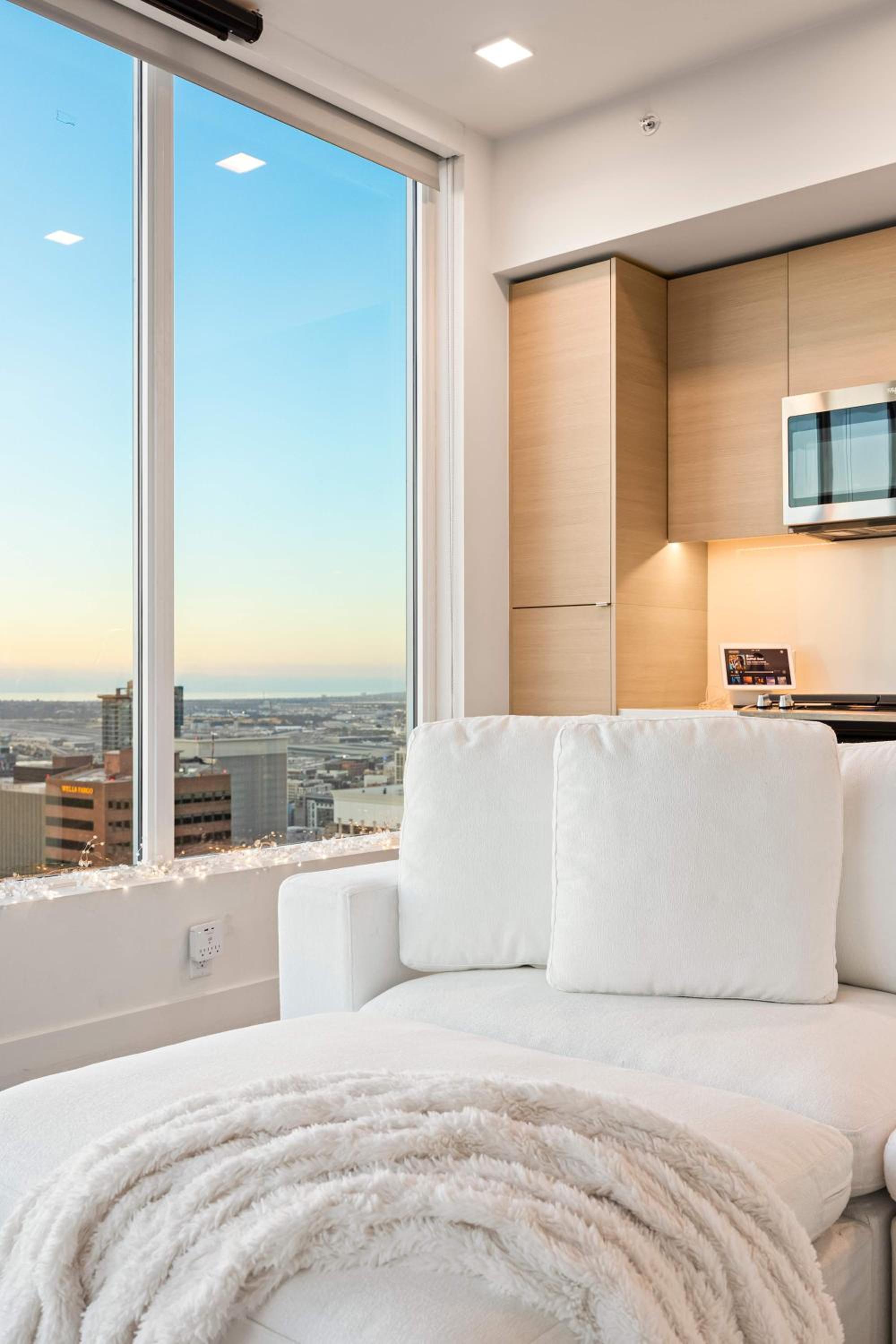 Luxury Penthouse 39th Floor · Ocean & Comic-Con